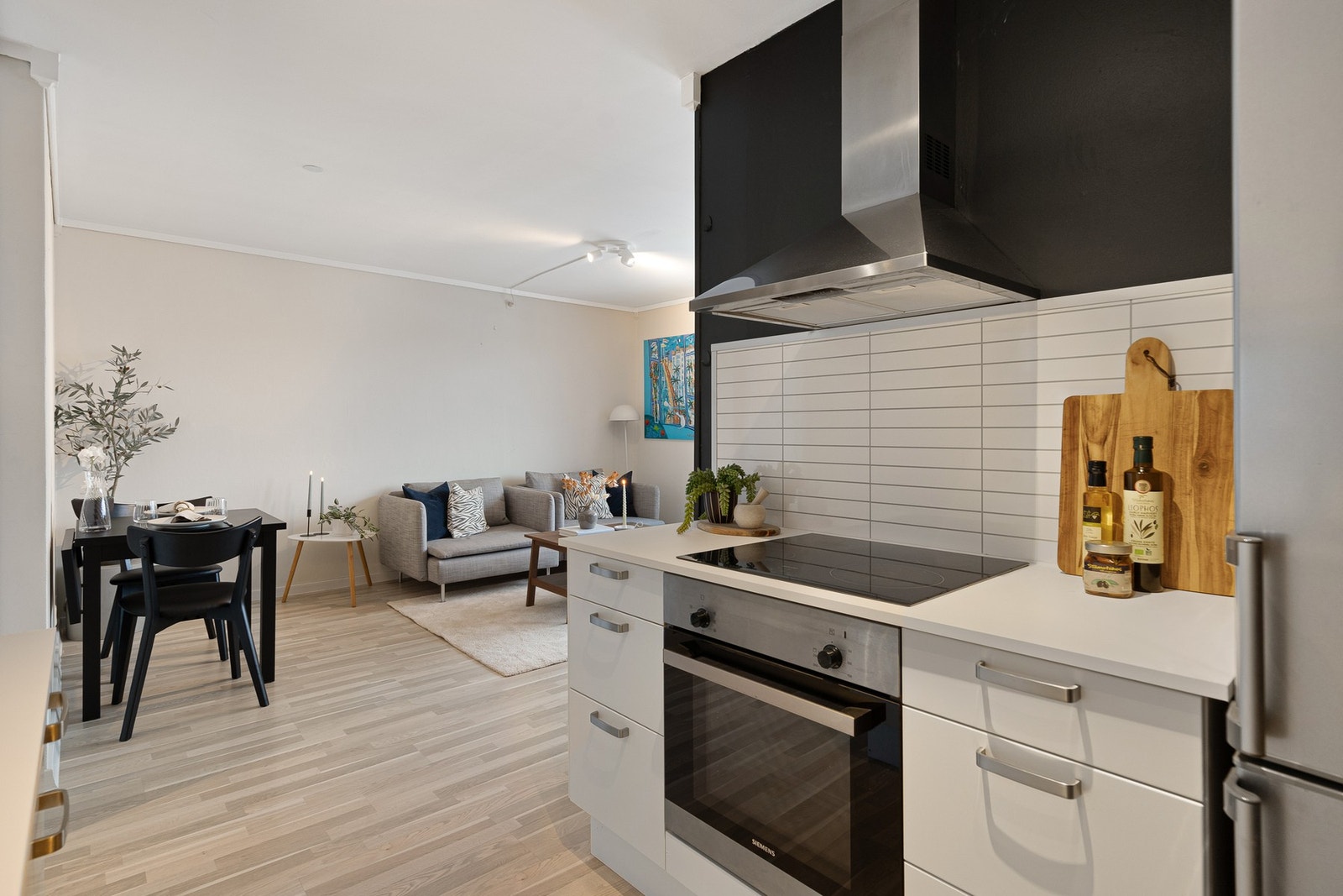 Stue og kjøkken i åpen løsning gir en luftig romfølelse og gode møbleringsmuligheter. Galleribilde