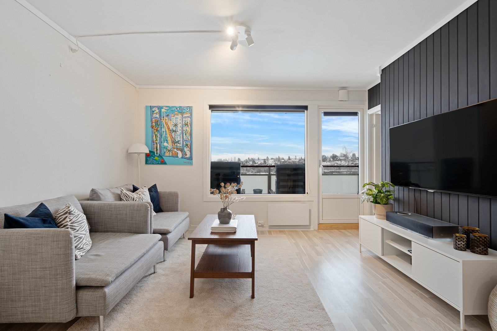 Leiligheten fremstår som velholdt og funksjonell, med en planløsning som utnytter arealet på en god måte. Galleribilde