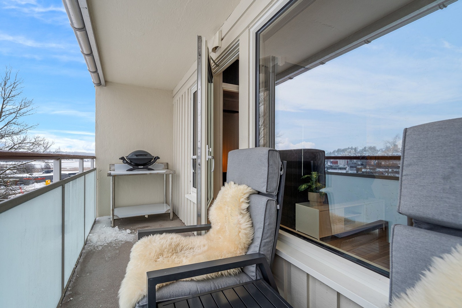 Balkongen gir et ettertraktet uteareal i høyden, med gode sol- og lysforhold og plass til sittegruppe - perfekt for rolige morgenstunder eller avslapning etter en lang dag. Galleribilde