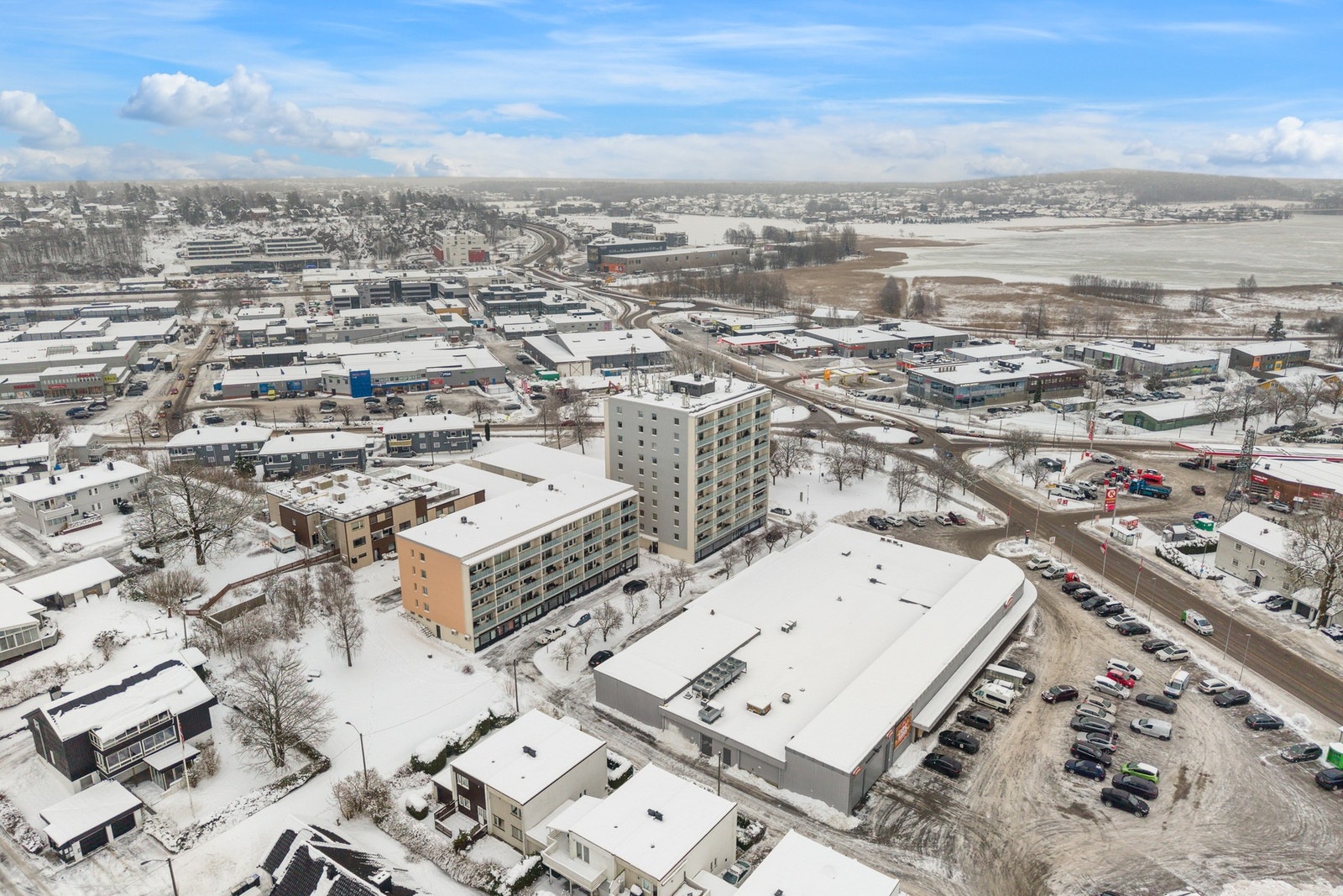Tønsberg stadion ligger i gangavstand og er et godt utgangspunkt for fine rekreasjonsmuligheter i Frodeåsen, sommer som vinter. Det er lysløype på ca. 5 km og videre løypenett til områder med oppkjørte skiløyper vinterstid. Galleribilde