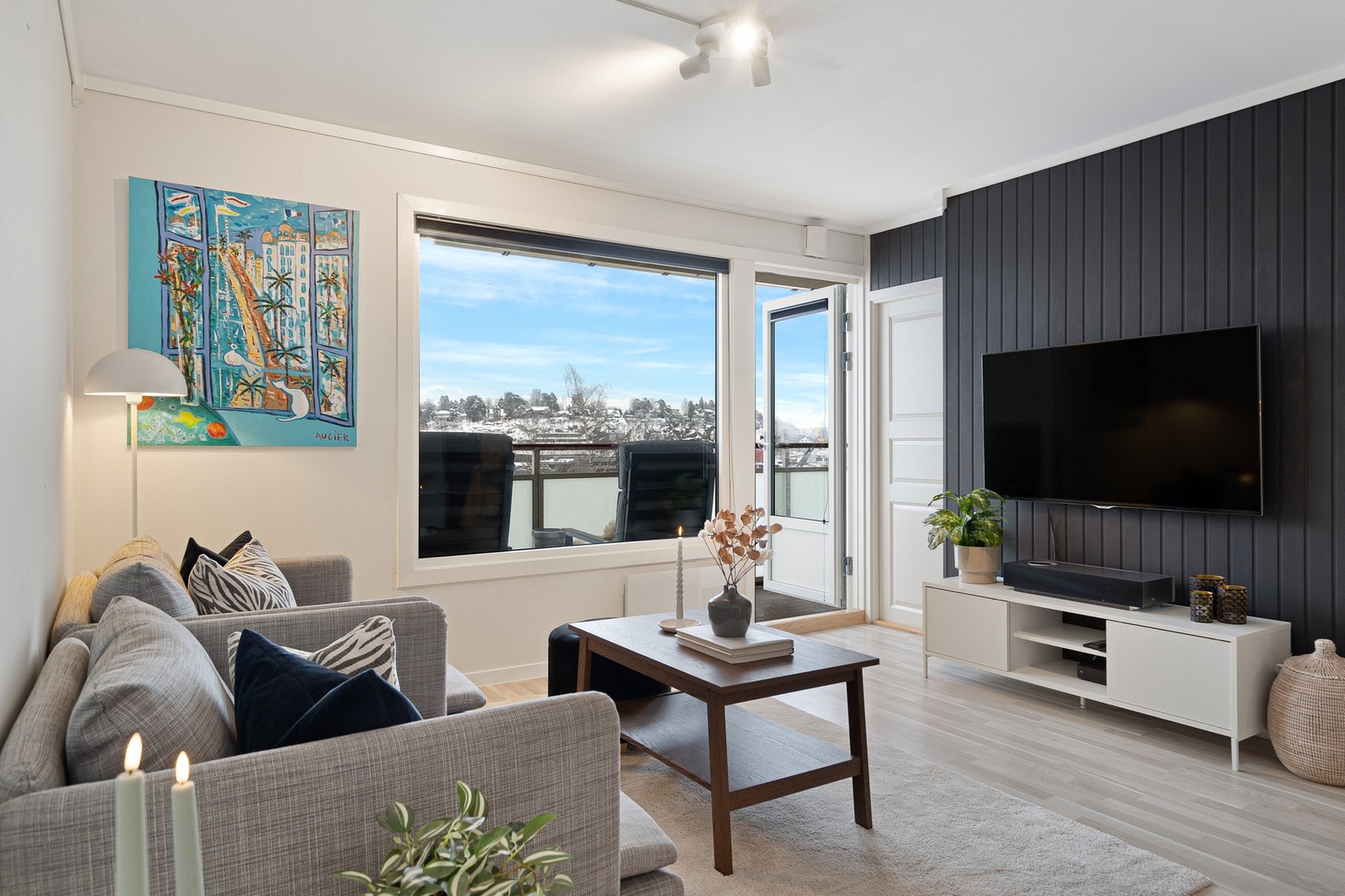 Fra stuen er det utgang til flott balkong Galleribilde