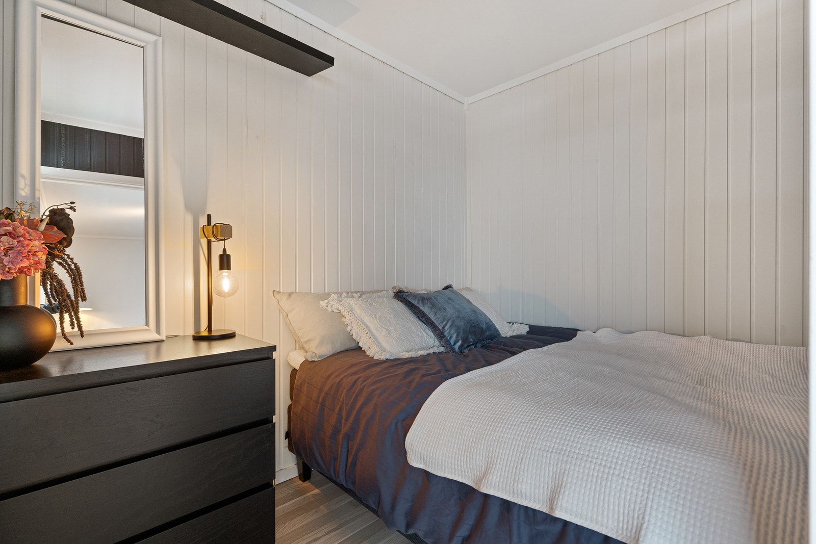 Fra stue er det også inngang til romslig sovealkove. Galleribilde