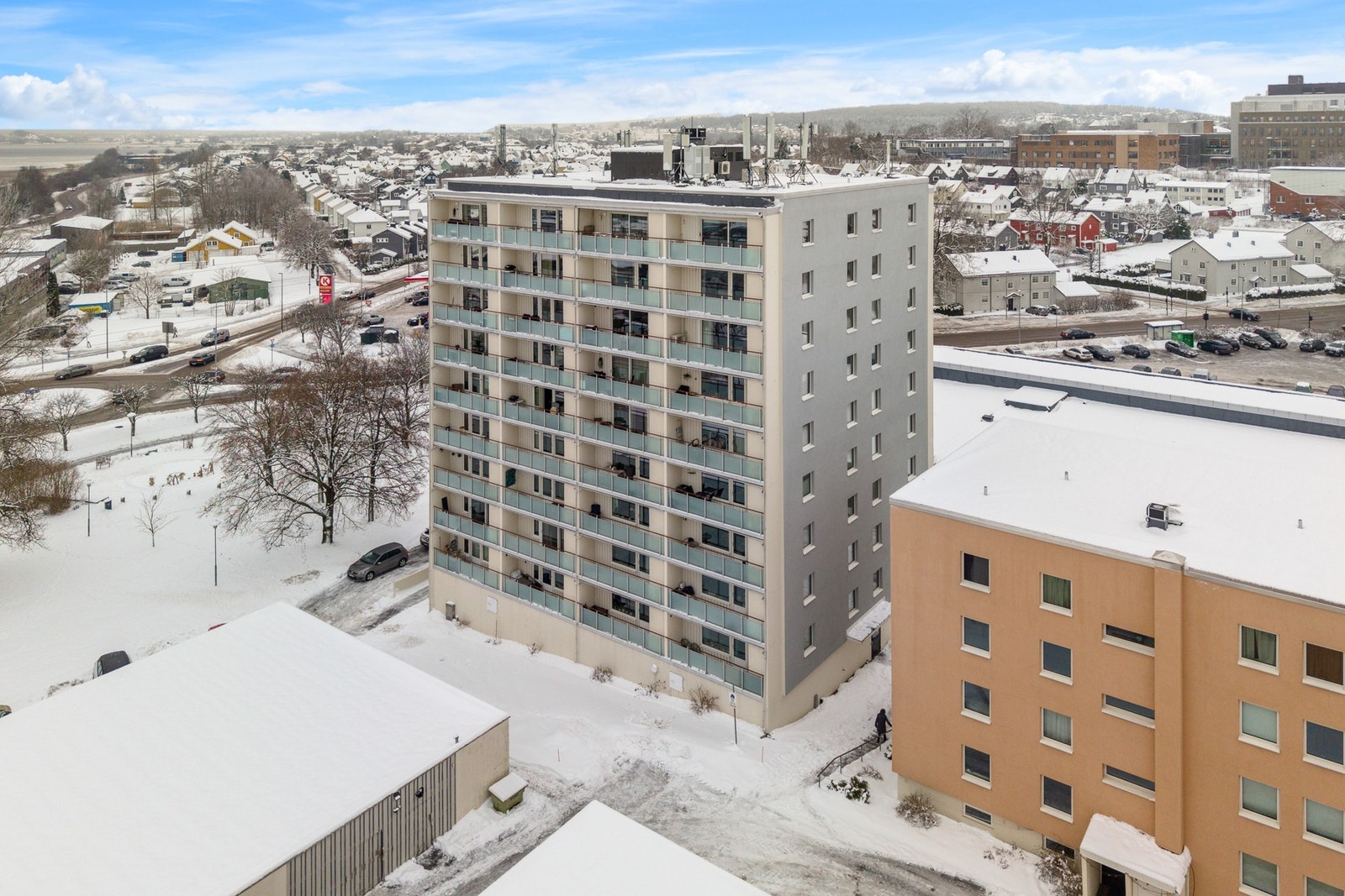 Leiligheten ligger i et etablert og sentrumsnært boligområde på Heimdal. Her bor du supersentralt med gå avstand til alt! Dagligvarebutikk Meny kun en heistur unna. Området har nærhet til skoler, barnehager, Kilen Handelspark og ellers alt av bymessige fa Galleribilde