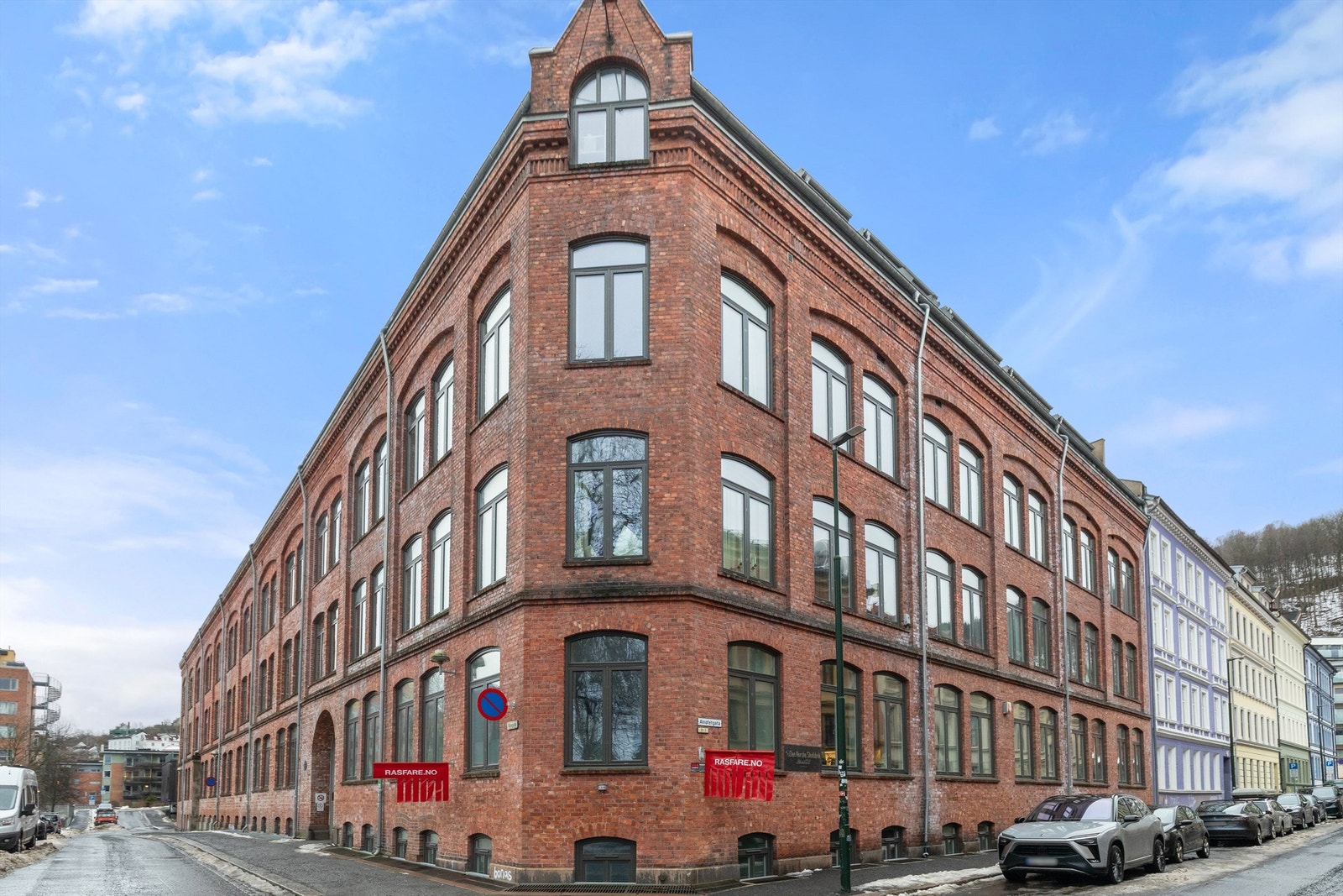 Leiligheten ligger i et stille og rolig område uten gjennomgangstrafikk, men er likevel sentrumsnær. Borettslaget bærer navnet Skofabrikken, som er et lite nikk til byggets unike historie. Galleribilde