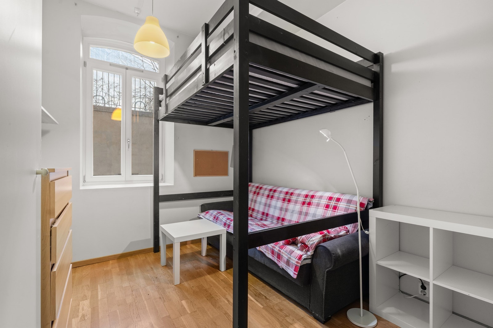 Her er det plass til seng/sofa og tv-seksjon. Galleribilde