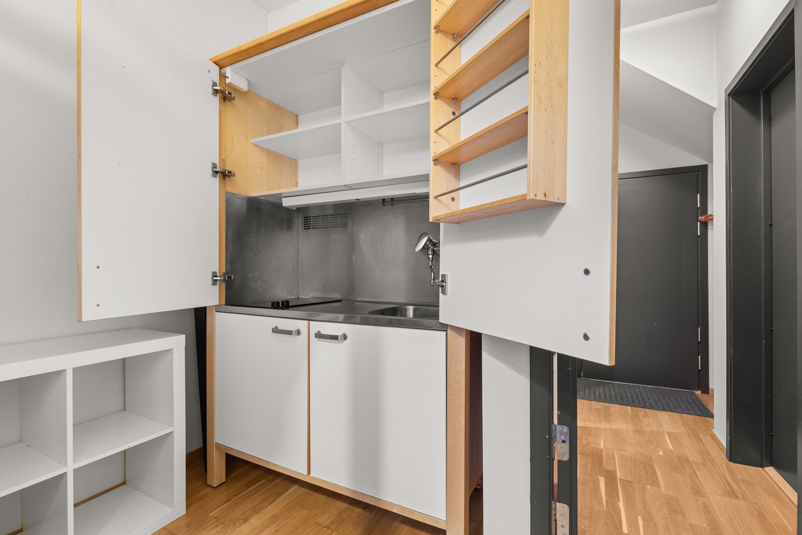 Hybeldelen er også av god størrelse, med det du har behov for. Hybelkjøkken med glatte fronter og stålbeslag med nedfelt vaskekum. Av integrerte hvitevarer er det kjøleskap og platetopp. Det er ingen avtrekk over kokeplass på hybelkjøkkenet. Galleribilde