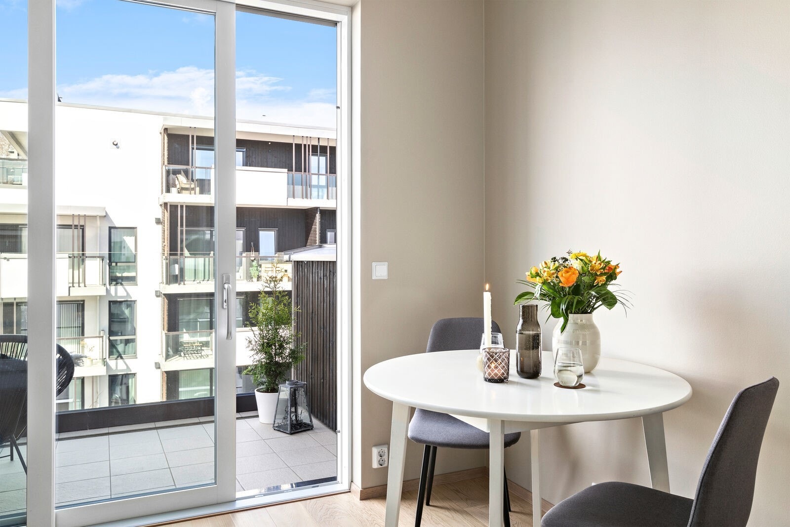 Fra stuen har du direkte utgang til leilighetens balkong Galleribilde