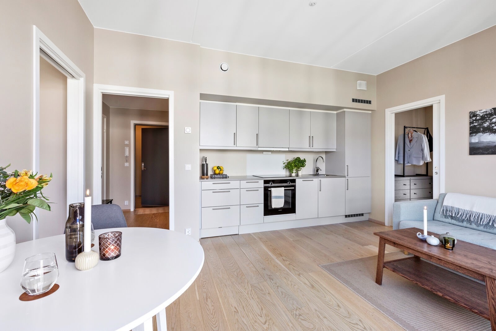 Stuen er i åpen løsning med kjøkkenet - store vindusflater skaper en god romfølelse Galleribilde