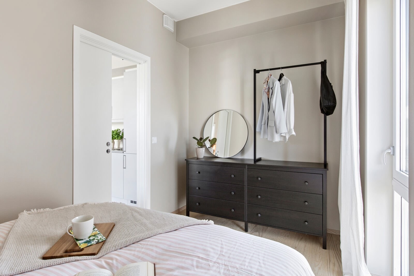 Med moderne fargevalg og god takhøyde får man en særdeles behagelig romfølelse Galleribilde