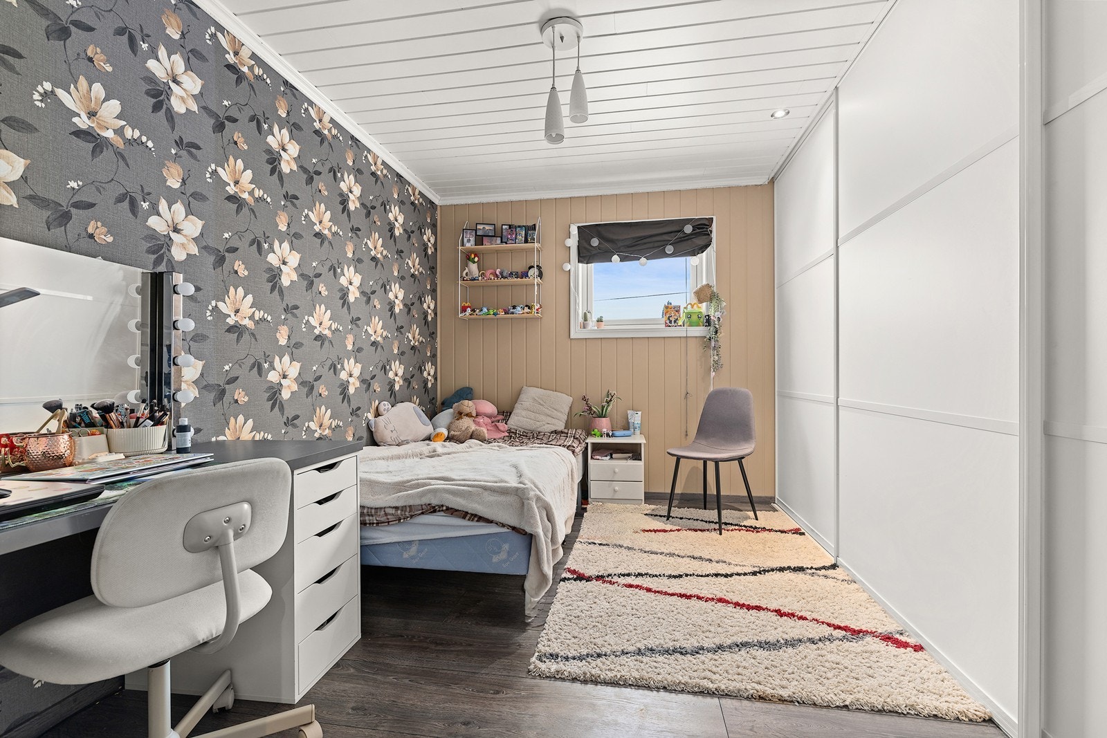 Boligen har en familievennlig løsning med 3 soverom, der 2 godkjente soverom ligger samlet i 2.etasje og 1 soverom i 1.etasje. Galleribilde