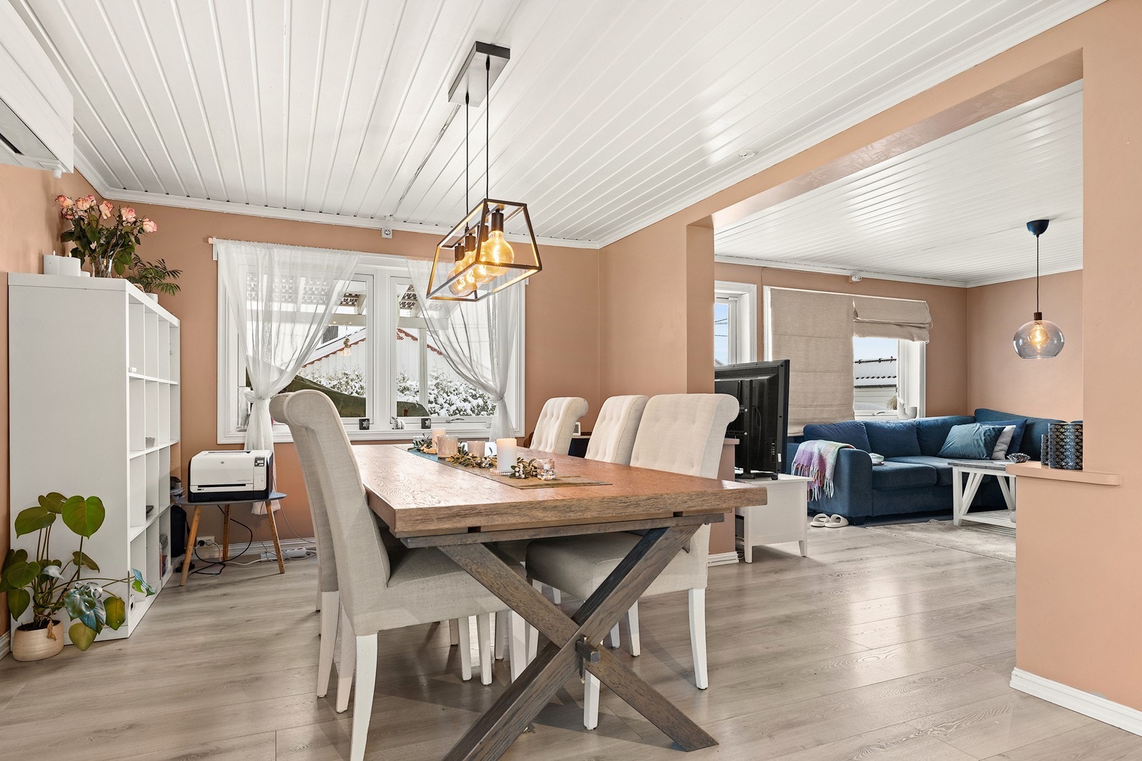 Spisebordet finner sin naturlige plassering i tilknytning til kjøkkenet. Galleribilde