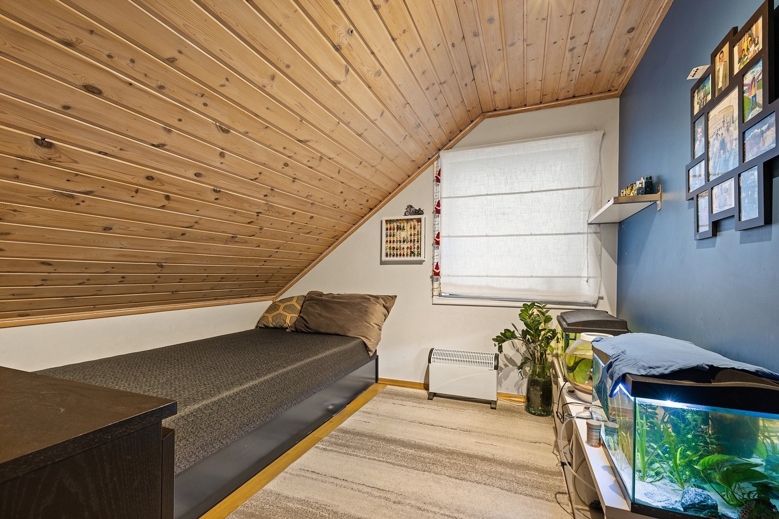 Det ene soverommet i 2.etasje fremkommer som kott/bad på tegning og kan derfor ikke betegnes som et godkjent soverom. Galleribilde