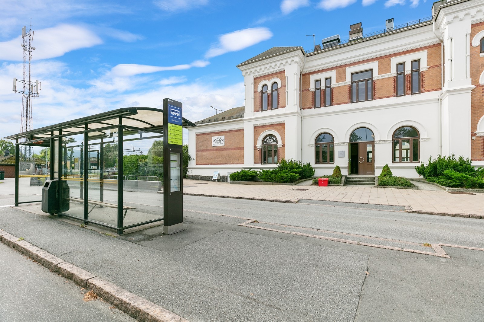 Hokksund stasjon med knutepunkt. Galleribilde