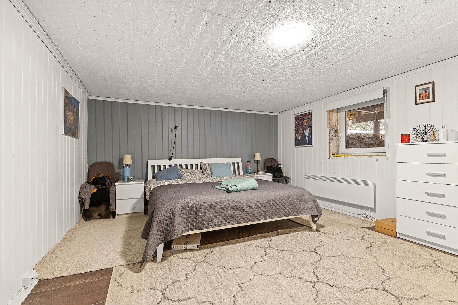 Boligen har innredet et rom i kjeller som soverom, dette rommet er ikke godkjent som rom til varig opphold. Galleribilde