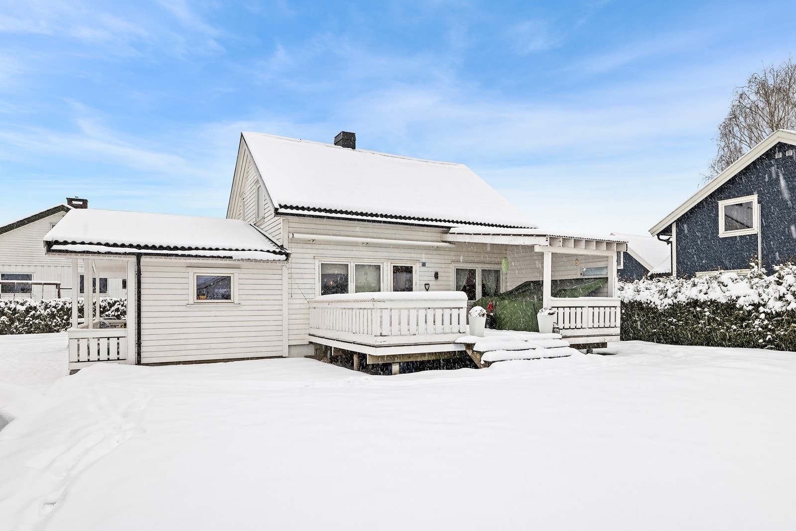 Eiendommen ligger i et ettertraktet, trivelig og populært boligområde på Loesmoen i Hokksund. Galleribilde
