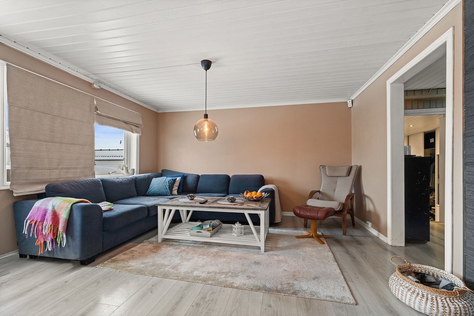 Stuen har lyse og stilrene overflater med 1-stavs laminat på gulv, slette vegger malt i en trendy fargetone. Galleribilde