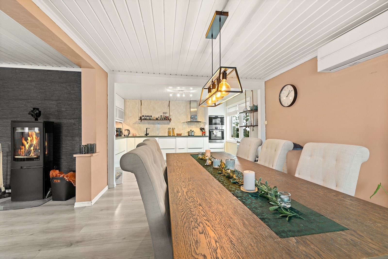 Stuen holder god romslighet og det er god plass til å innrede med en hyggelig sofakrok i tv-stuen, spisebord og lesekrok. Galleribilde