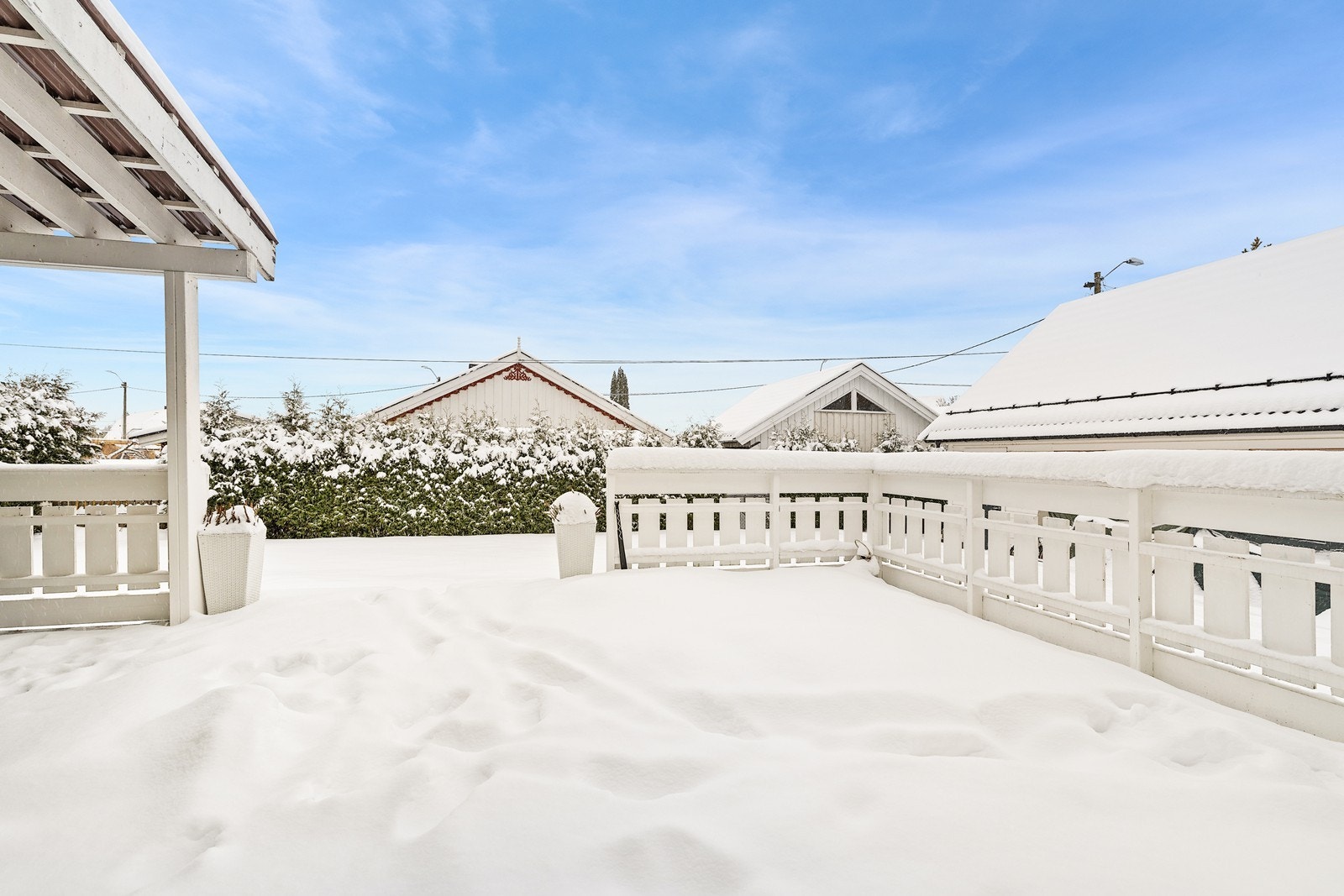 Tomten er pent opparbeidet med fine terrassearealer og uteområder. Galleribilde