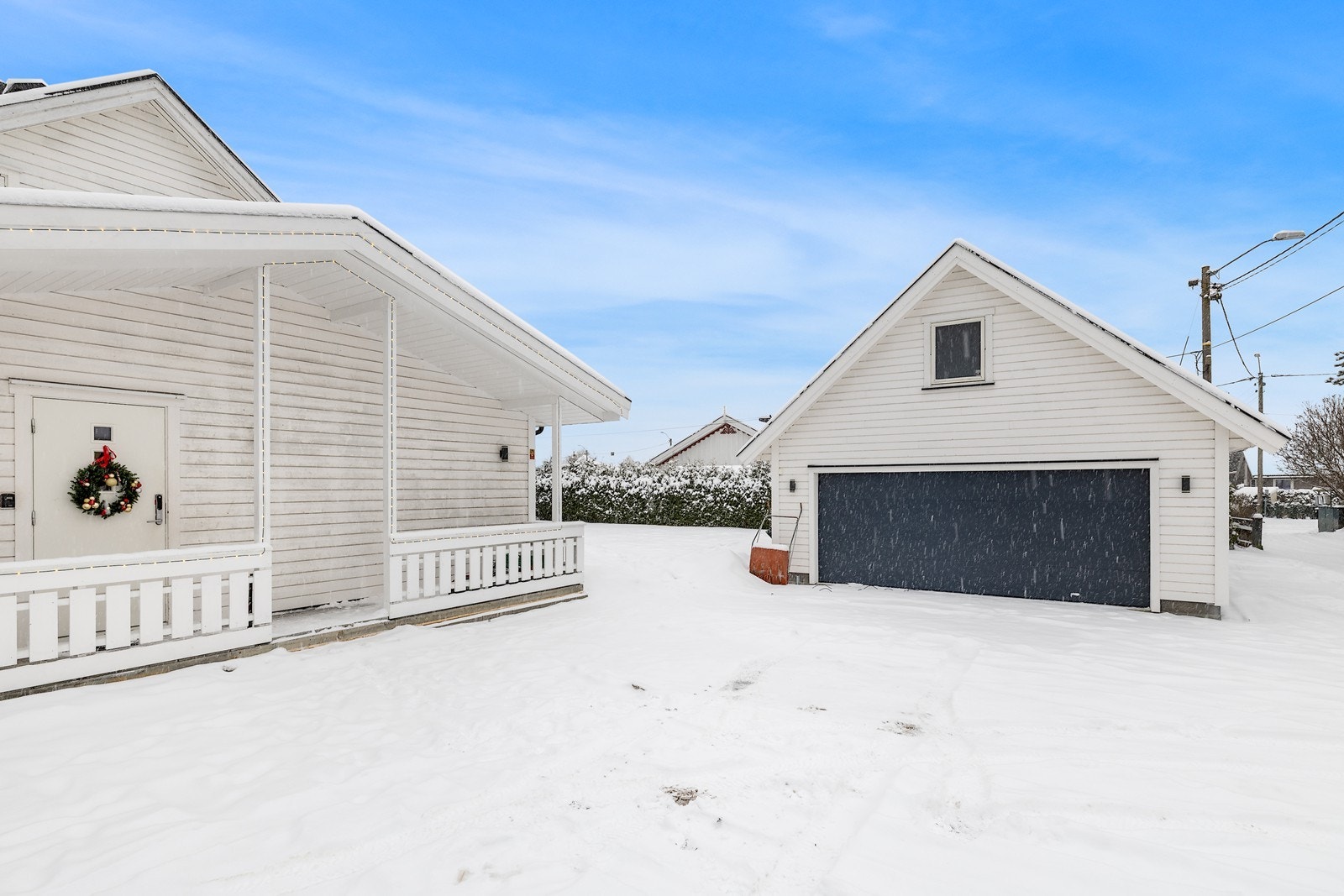 Pen familiebolig beliggende i et meget barnevennlig område - 3 soverom - Dobbelgarasje - Store terrasse arealer! Galleribilde