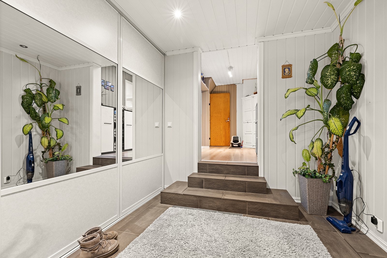 Fra hallen kommer en videre inn til hjertet av boligen, nemlig stuen, spisestue og kjøkkenet. Galleribilde