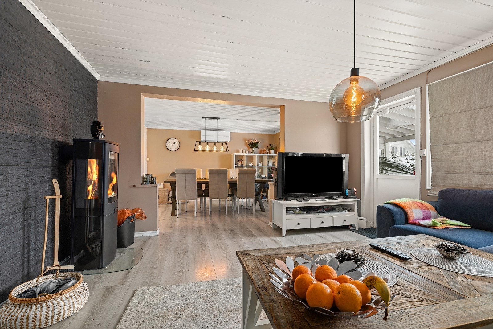 Blikkfanget i rommet er den elegante vedoven som skaper en lun og varm stemning. Her kan du tenne opp en tidlig morgen og nyte en kopp kaffe, noe som gir en ekstra dose hygge og ro til starten på dagen. Galleribilde