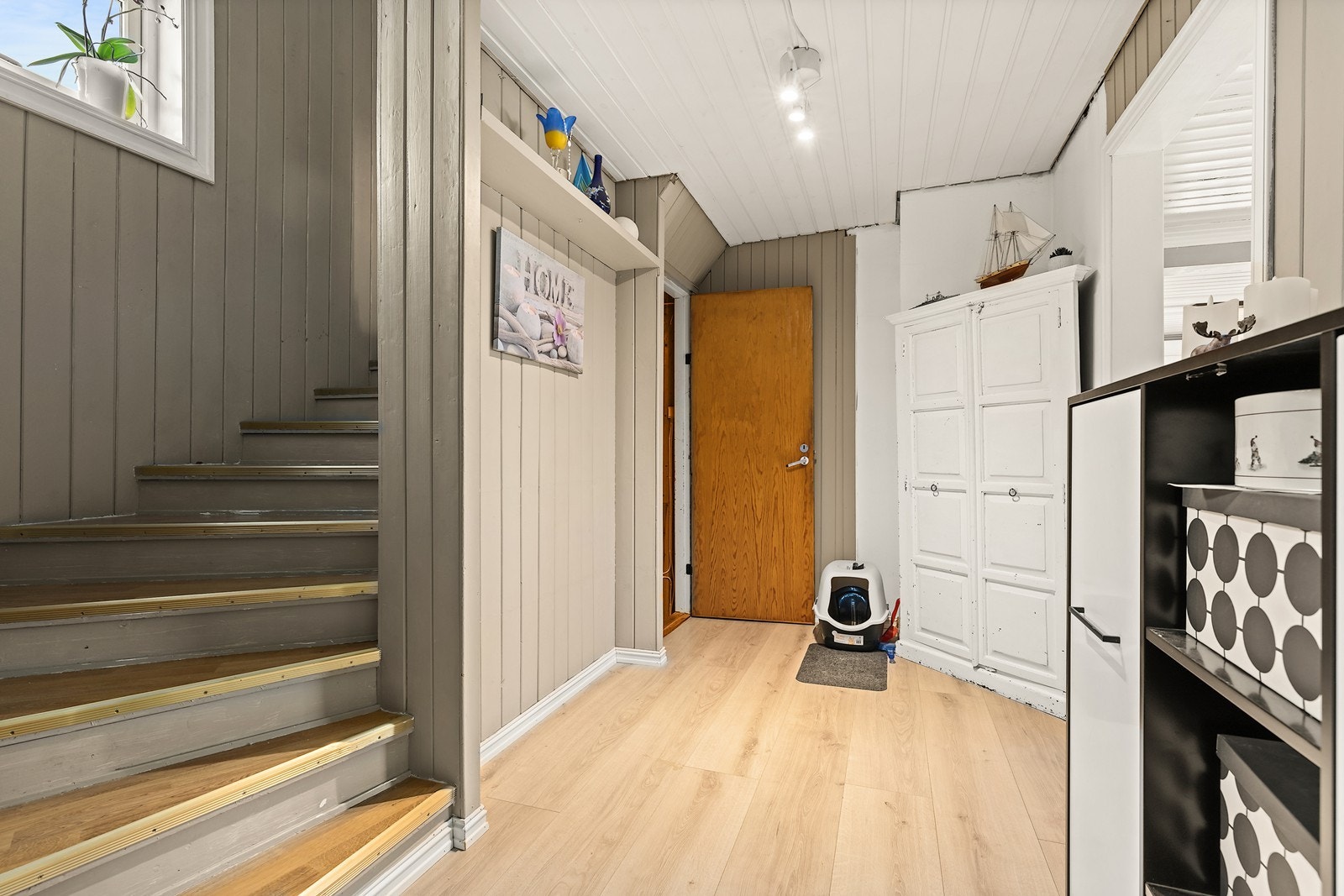 Kjellerens takhøyde og dagslysflate tilfredsstiller ikke kravene til rom for varig opphold etter gjeldende teknisk forskrift. Galleribilde