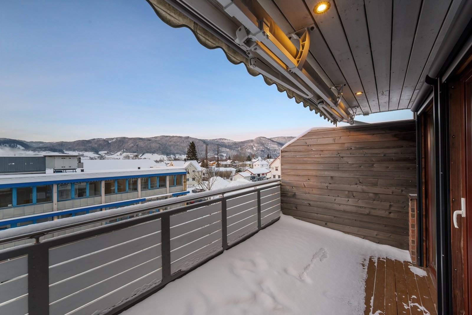 Vestvendt terrasse og godt utsyn Galleribilde