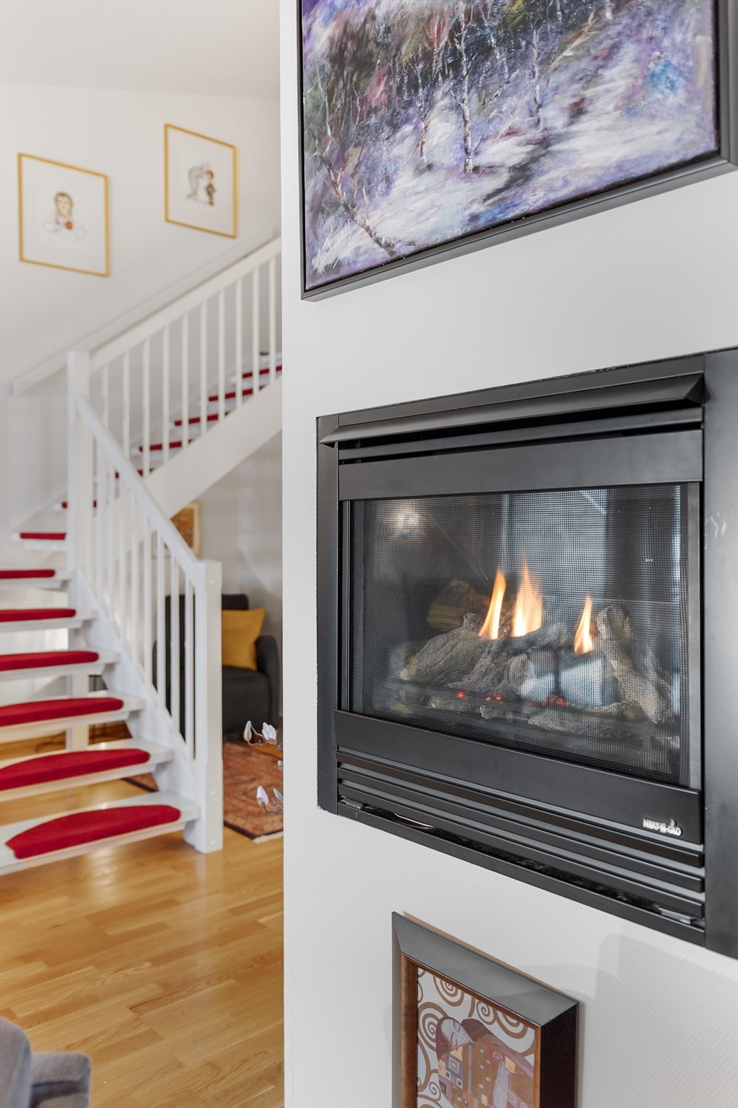 Oppvarming via el samt gasspeis på stua.
Det er gulvvarme på badene, stue, kjøkken og gang. Galleribilde