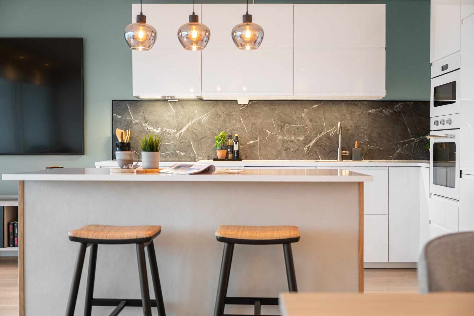 Kjøkkenøya gir ekstra benkeplass når du lager mat, og fungerer perfekt som en uformell spiseplass med stoler Galleribilde