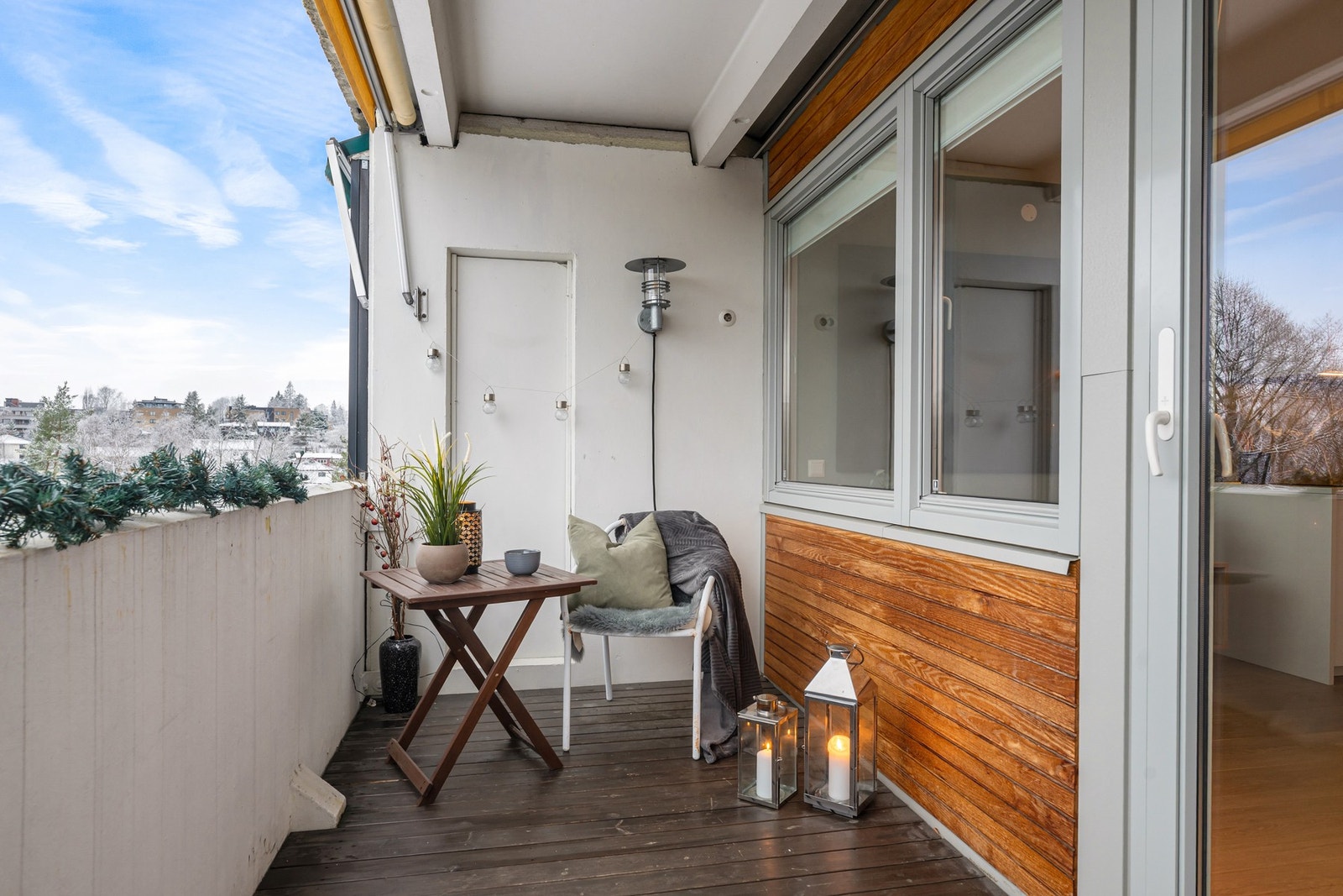 Romslig balkong på ca. 10,3 m² - her har du sol fra ca. kl. 12:00 til sent på kveld. Galleribilde