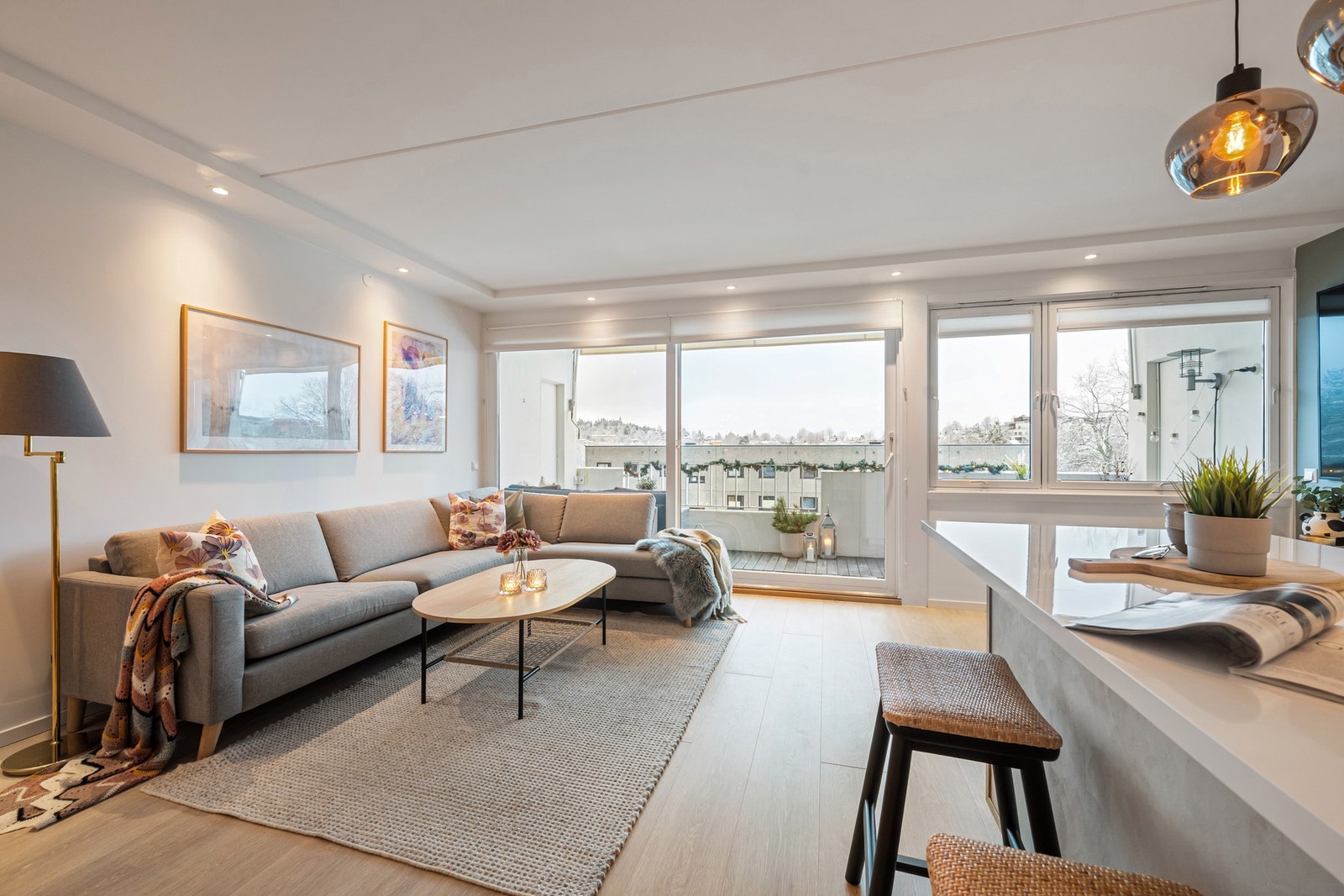 Store vindusflater som slipper inn rikelig med naturlig lys. Galleribilde