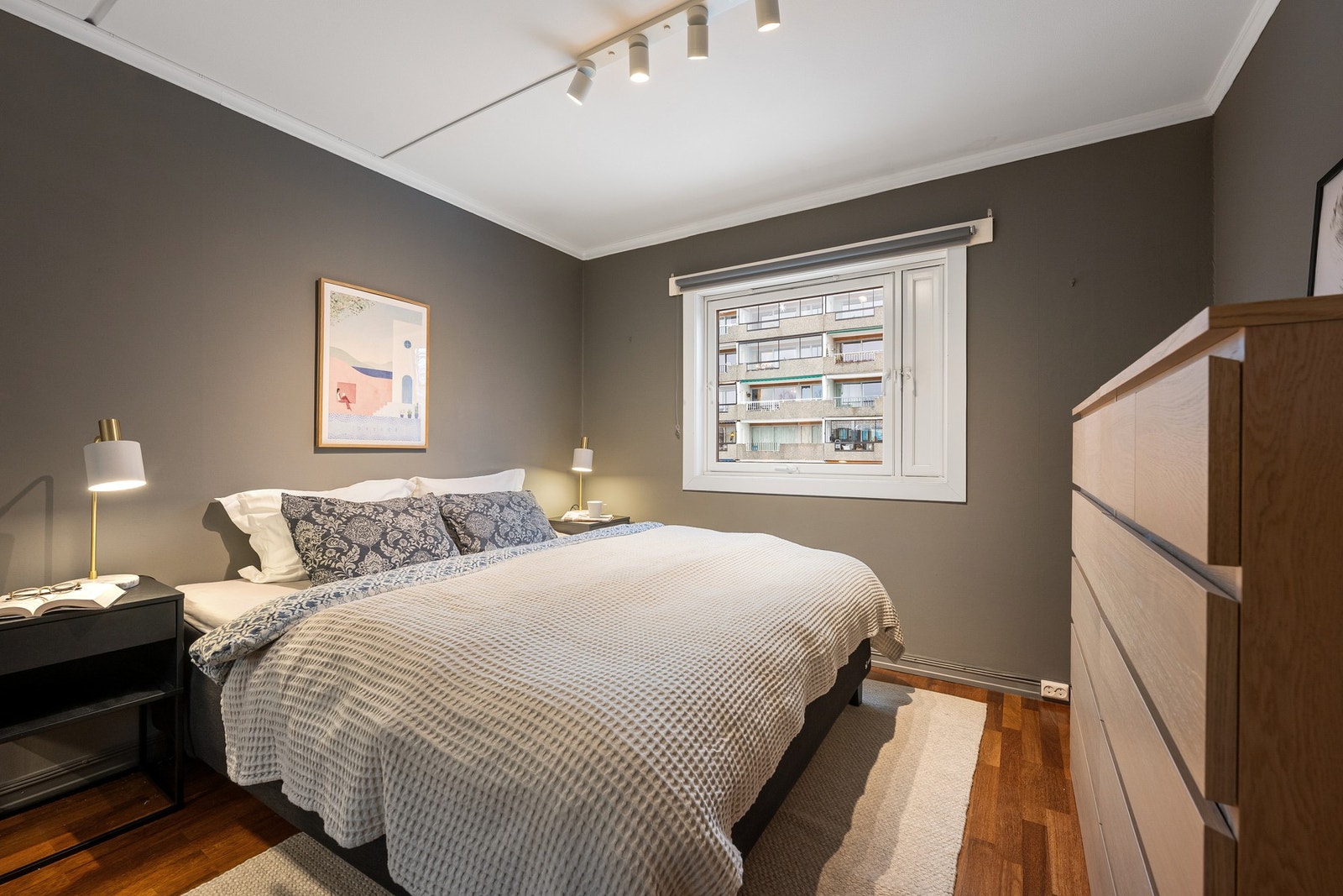 På soverommet er det en plassbygd garderobeløsning med skyvedører med speilfronter. Er også plass til kommode om en ønsker det. Galleribilde