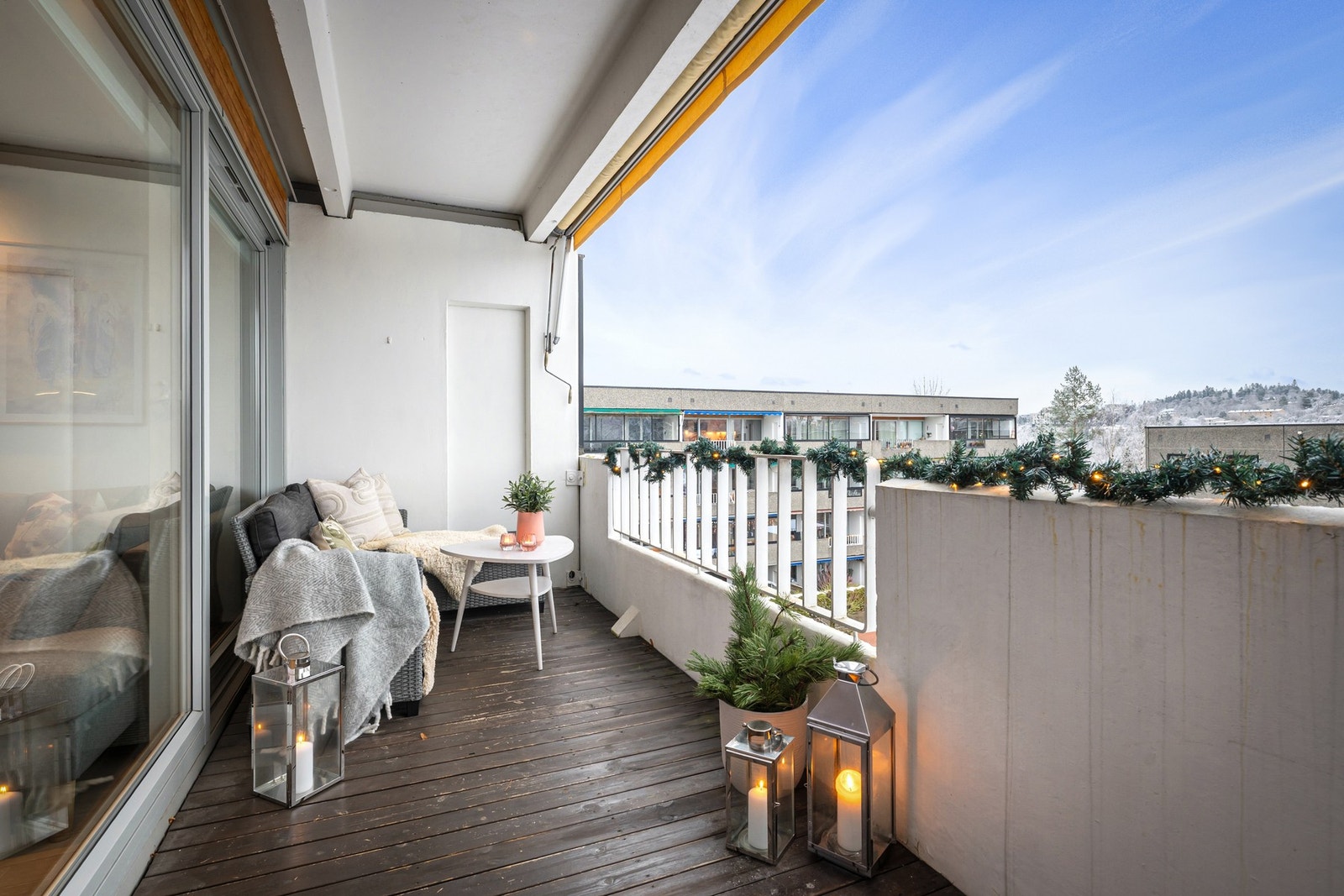 Attraktiv og familievennlig beliggenhet på Hovseter/Røa, med kort vei til T-bane, Røa sentrum, skoler og barnehager - samt umiddelbar nærhet til marka og Mærradalen. Galleribilde