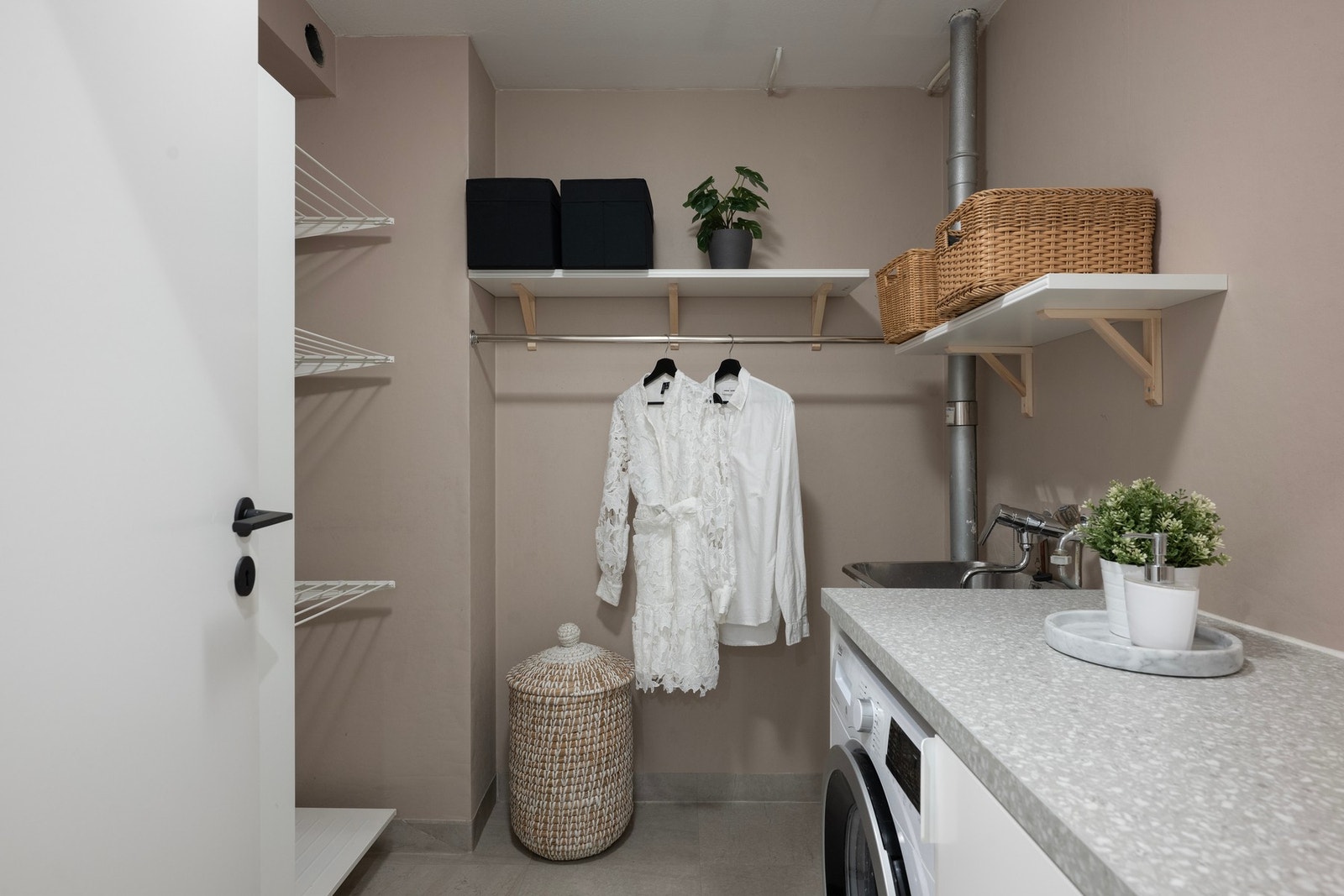 Praktisk separat vaskerom i leiligheten. Nytt linoliumgulv i 2023 og overflatebehandlet veggene med maling beregnet på våtrom. Galleribilde