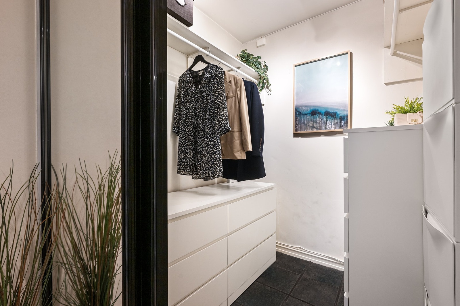 Bod med inngang fra entrè. Kan brukes som kontor eller walk-in. Galleribilde