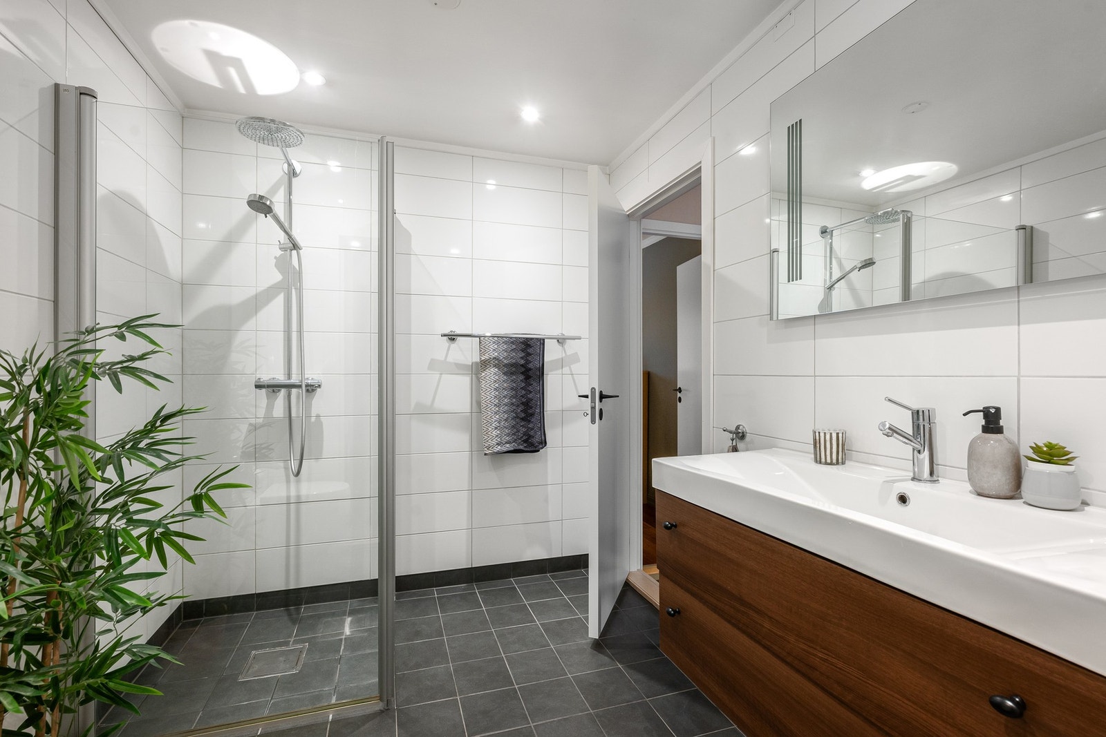 Flislagt baderom fra 2011 med tidløs innredning og holder fremdeles en god standard. Gulvet har varmekabler. Galleribilde