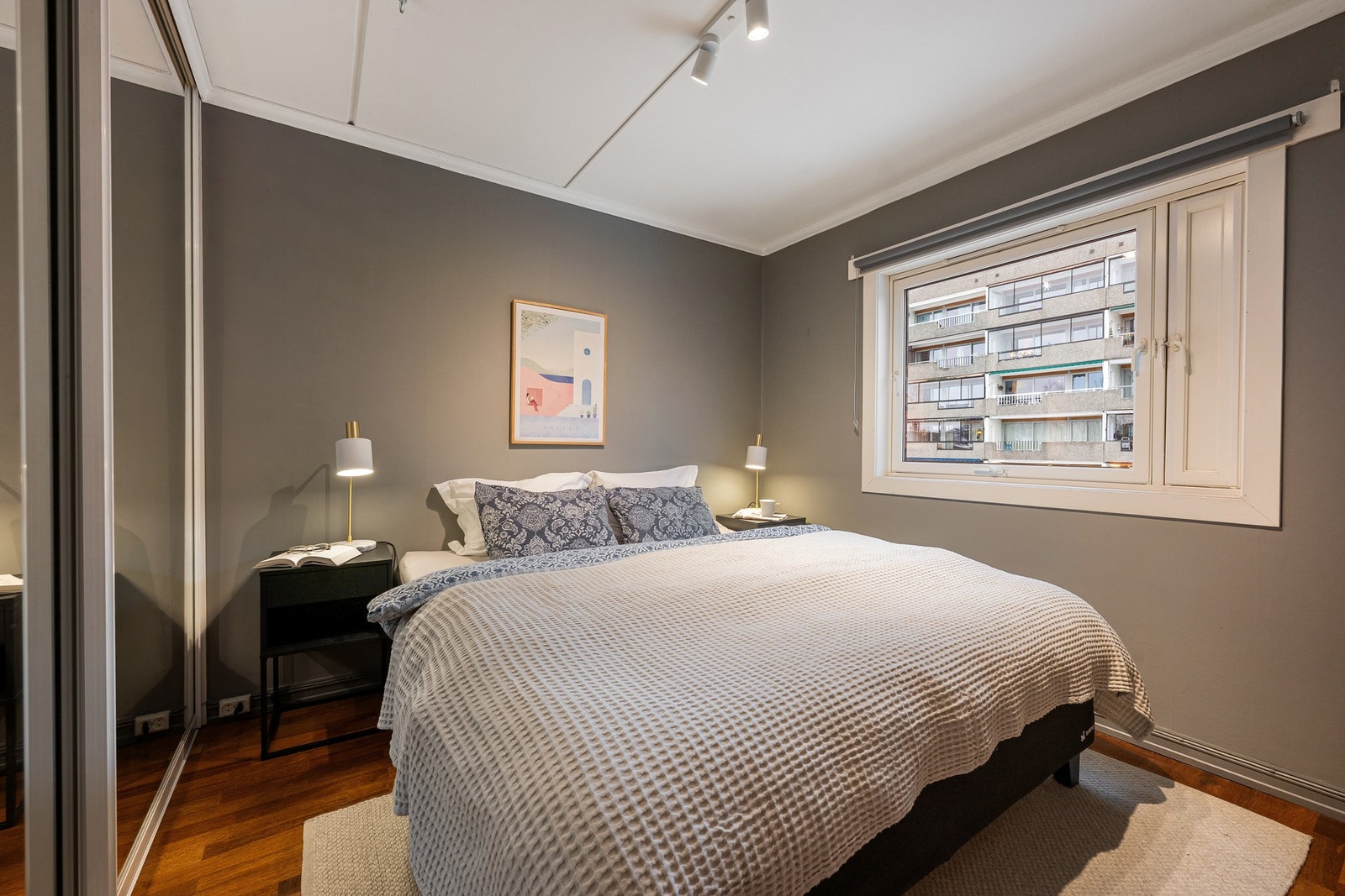 Hovedsoverommet er et rolig og behagelig rom med god plass til dobbeltseng og tilhørende nattbord. Galleribilde