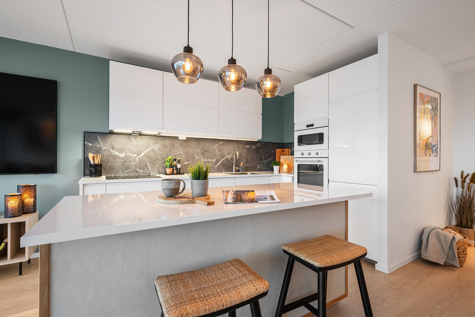 Det åpne kjøkkenet gjør at du kan lage mat og samtidig følge med på praten i stuen Galleribilde