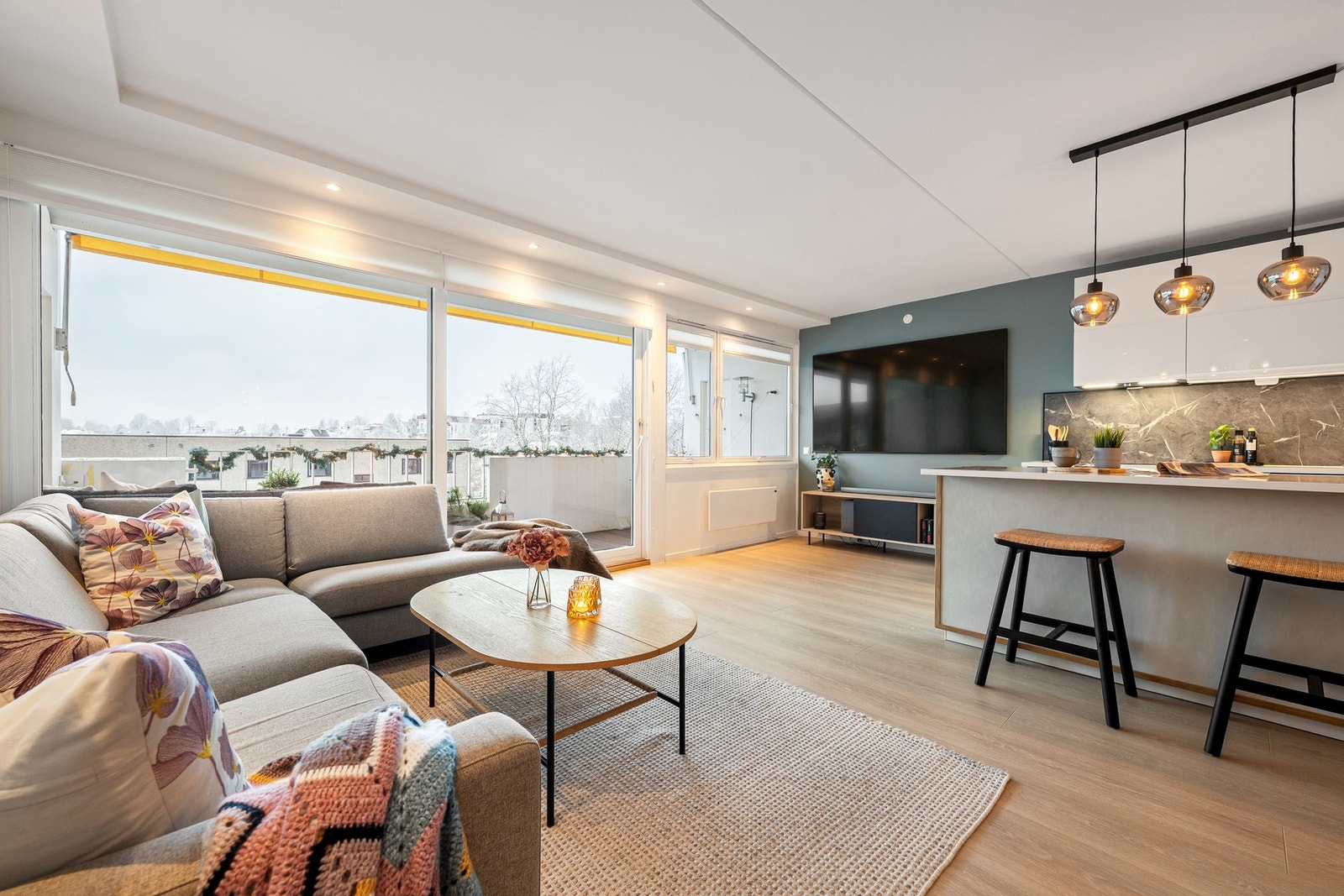 Stuen er et godt rom for sosialt liv - her kan praten fortsette mens maten lages på kjøkkenet. Galleribilde