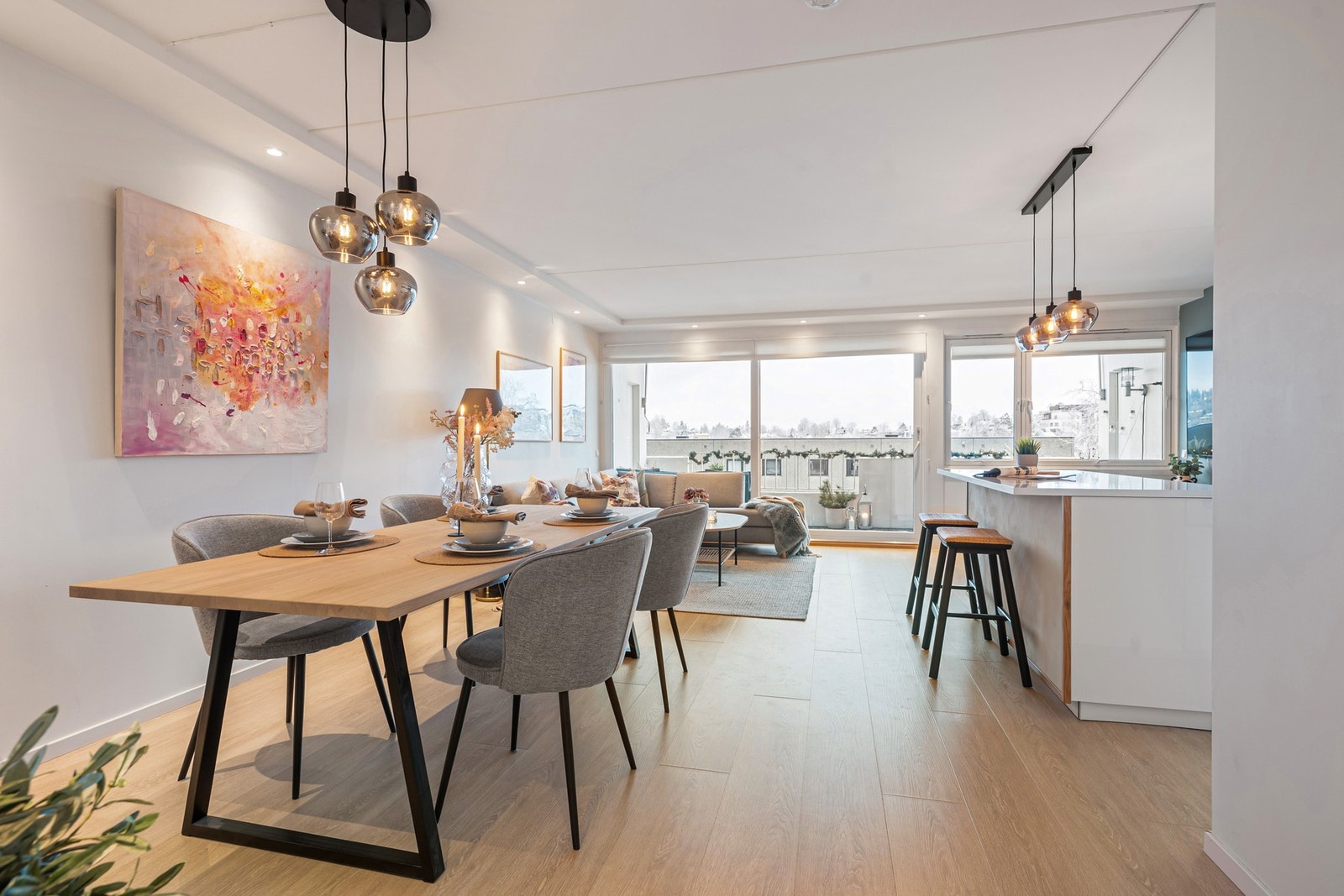 Her er det lett å samle folk - spiseplassen fungerer like godt til hverdagsmiddager som til helgebesøk. Galleribilde