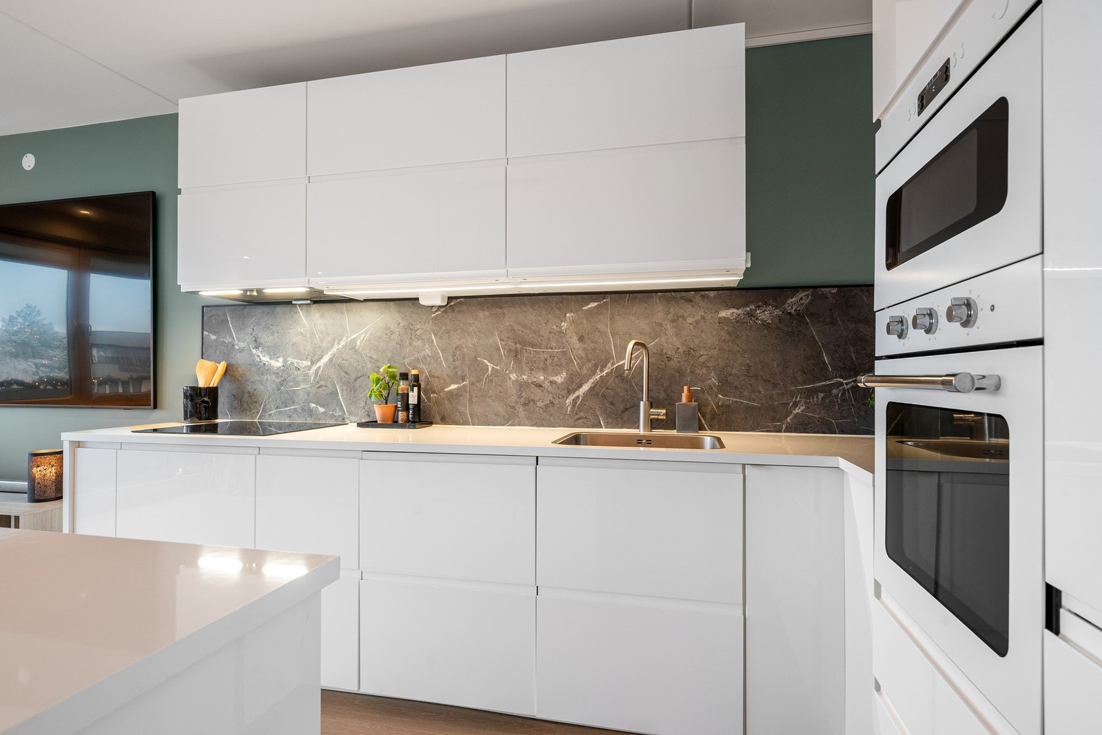 Kjøkkenet har opplegg for integrert oppvaskmaskin, ettgreps
kran, platetopp, stekeovn, mikrobølgeovn og integrert
kjøl/fryseskap. Galleribilde