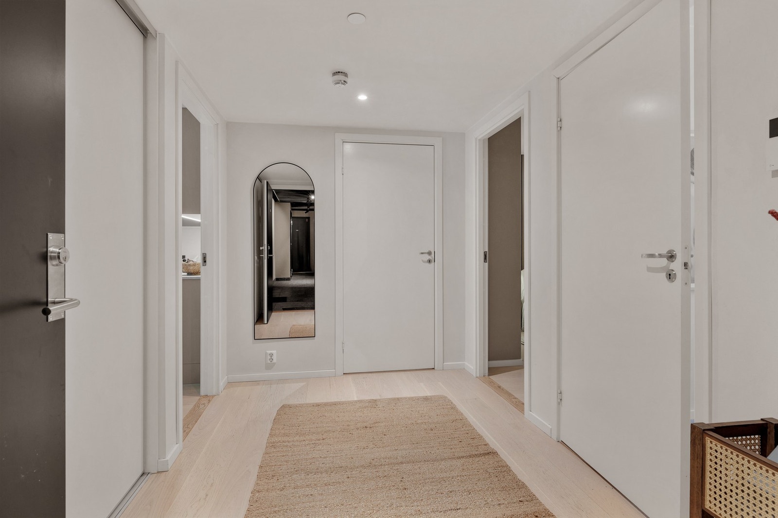 Det første som møter deg er boligens praktiske og romslige entré med stor skyvedørsgarderobe Galleribilde