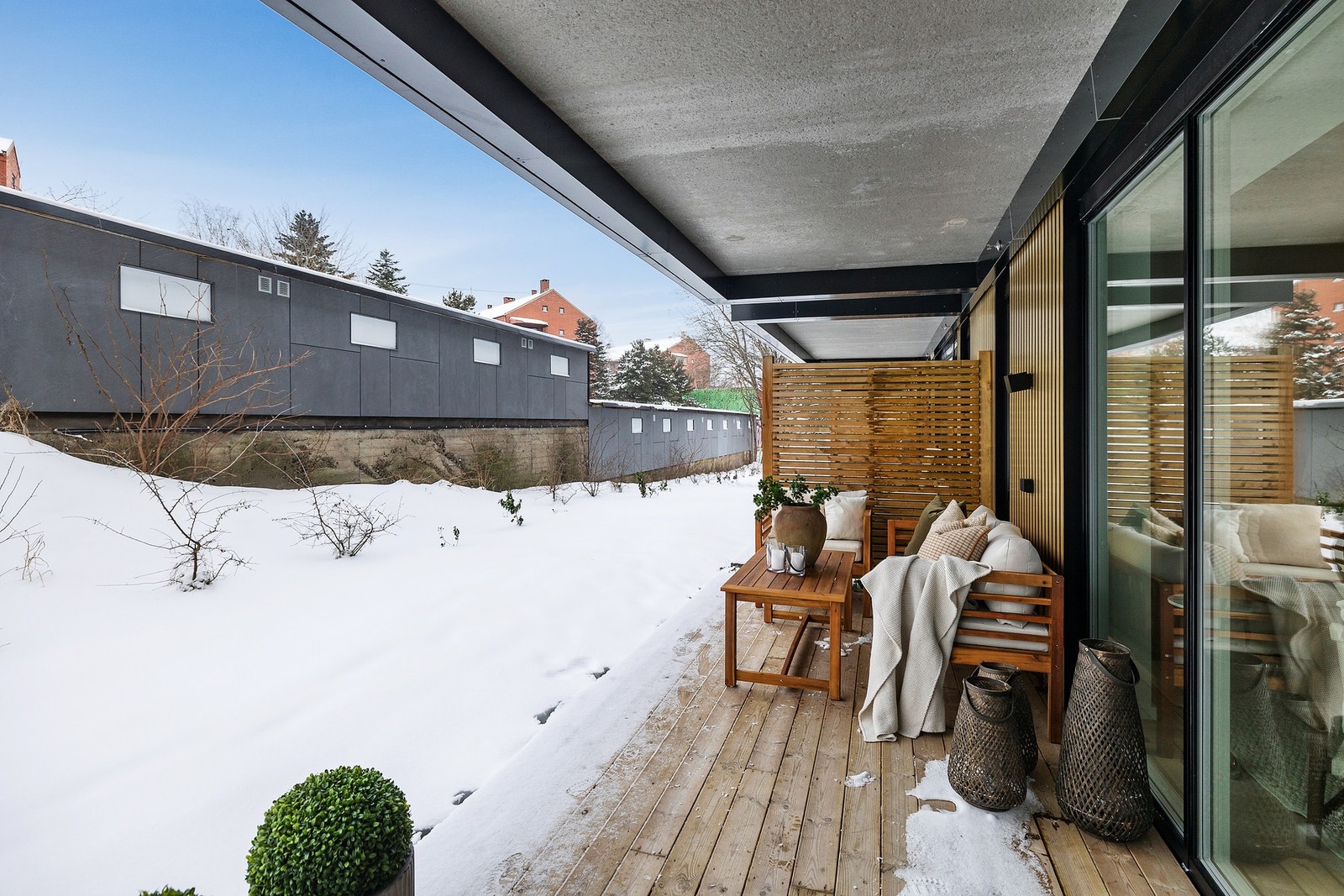 Perfekt uteplass for hund, katt eller barn, med tilgang til hagen utenfor! Galleribilde