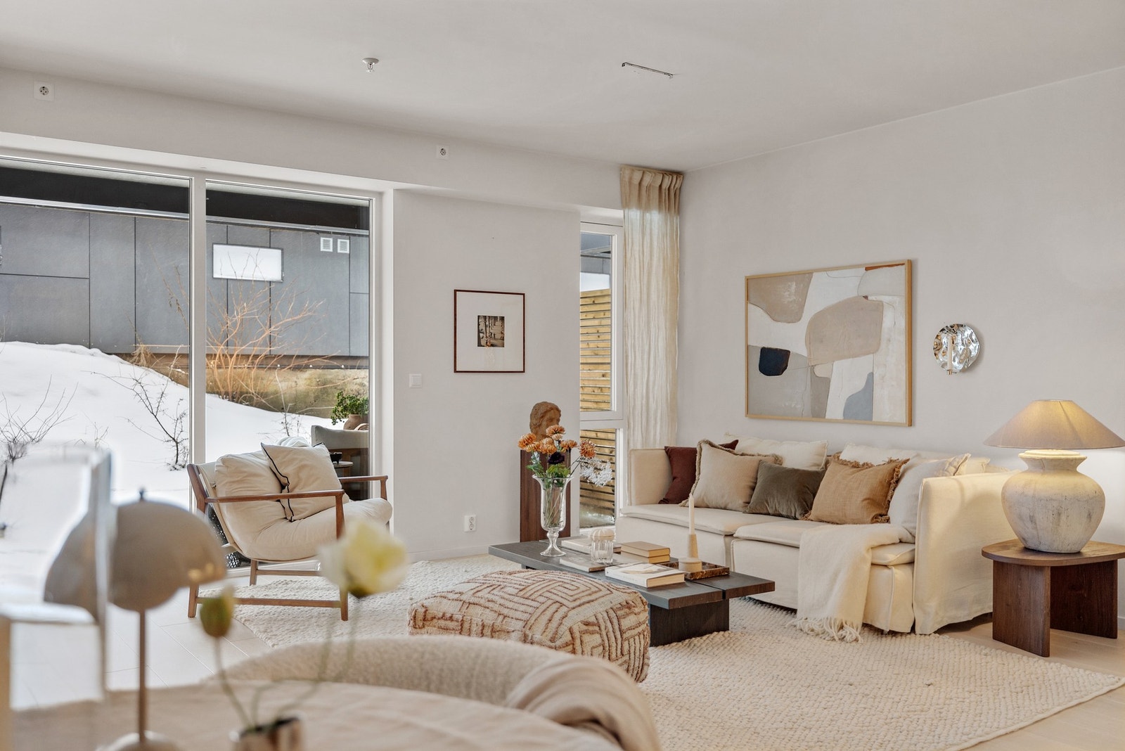 Stor stue som gir meget gode møbleringsmuligheter Galleribilde