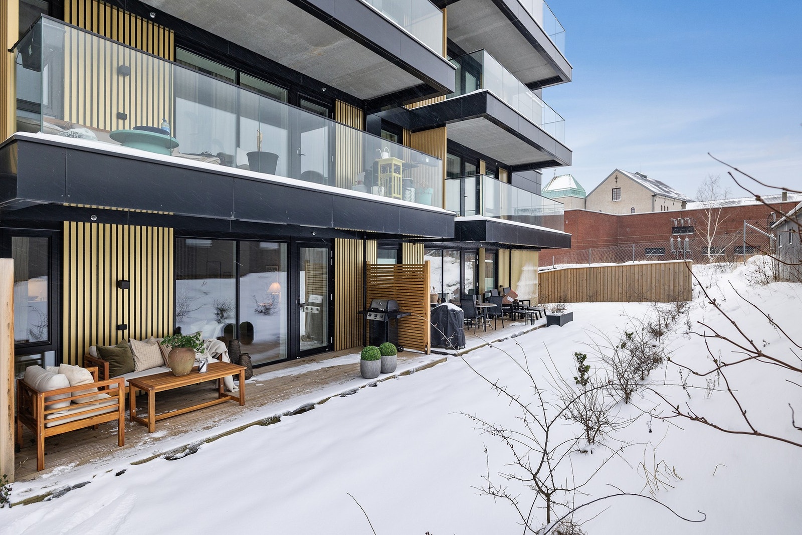 På sommerstid blir terrassen en naturlig forlengelse av stuen Galleribilde