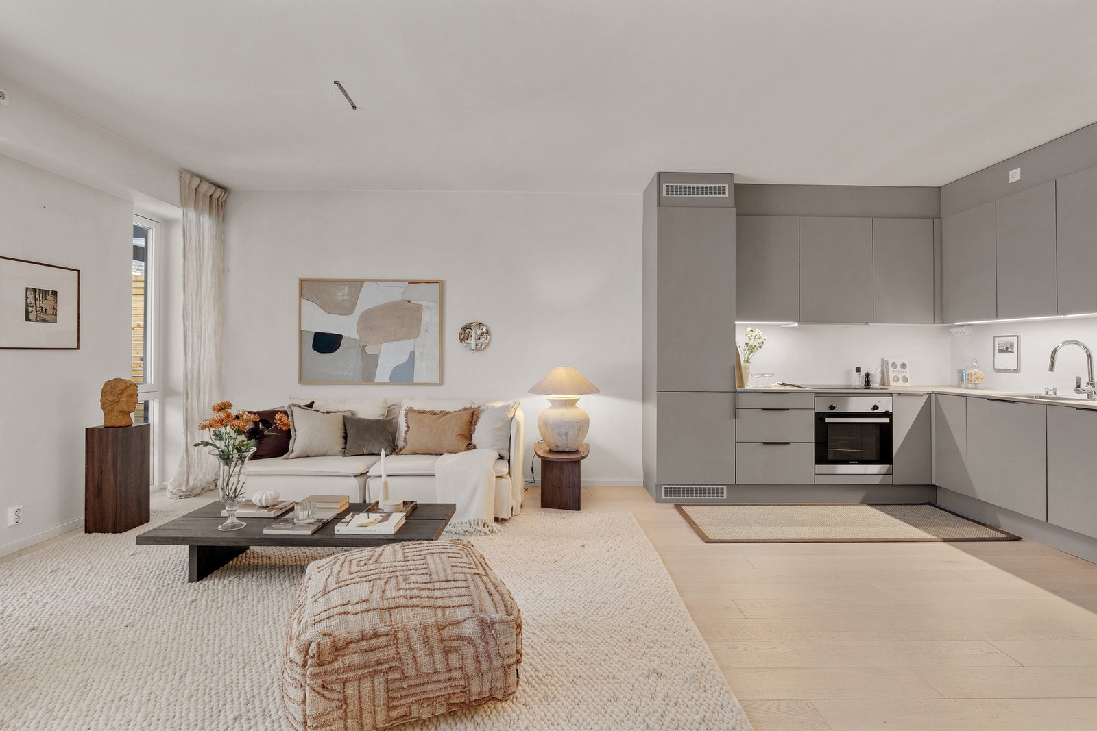 Leiligheten har en god planløsning med åpen stue-kjøkkenløsning Galleribilde