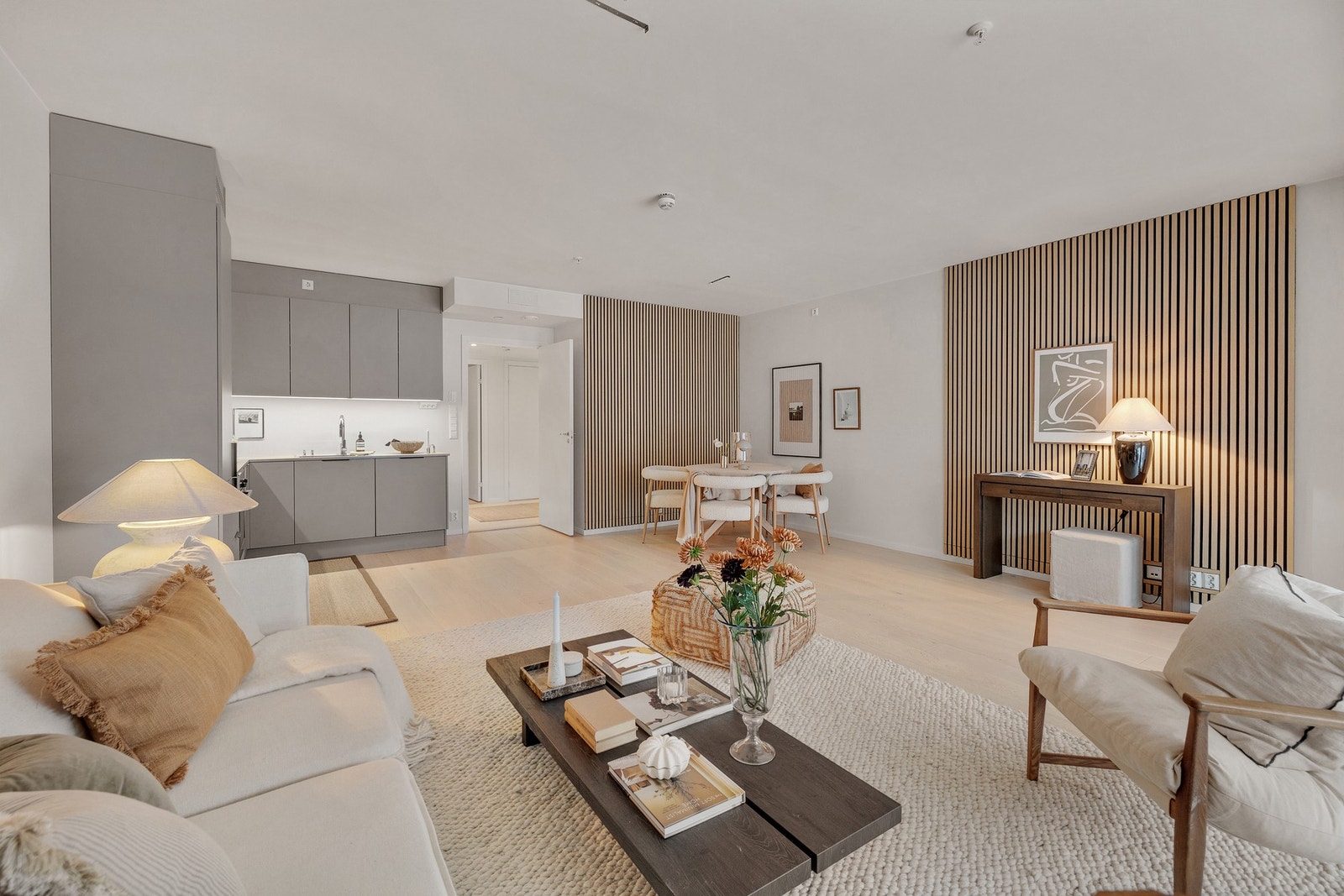 Lekre detaljer som enstavsparkett og spilevegger Galleribilde