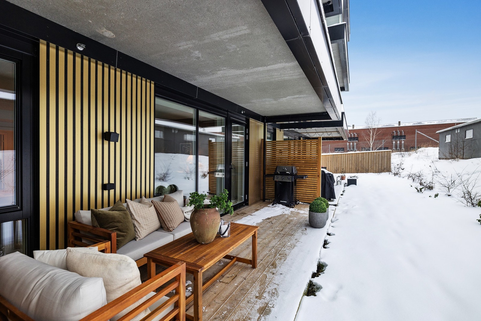 Det er god plass til å møblere med sittegruppe, grill og beplantning Galleribilde