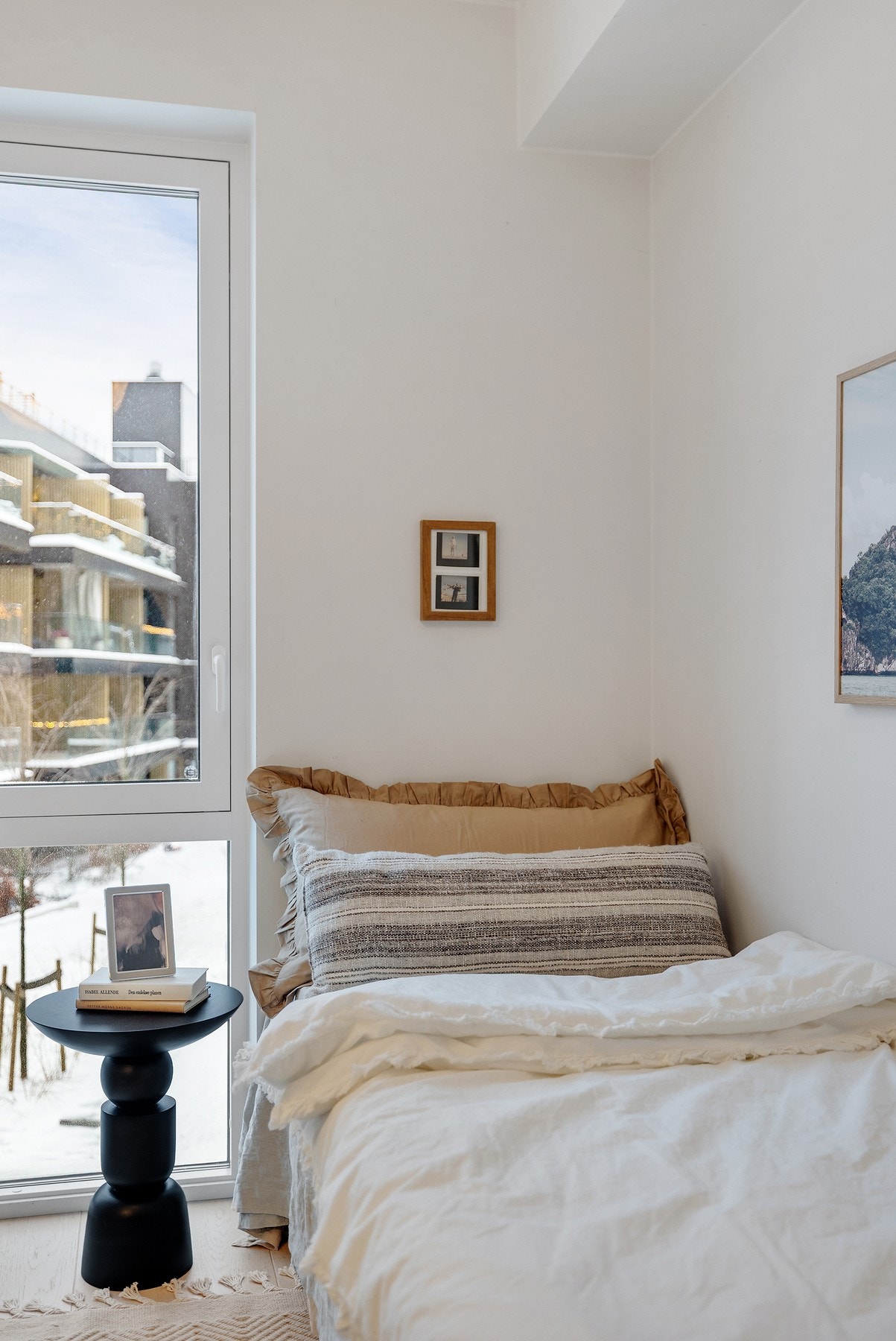 Også her er det store vindusflater som sikrer god atmosfære Galleribilde