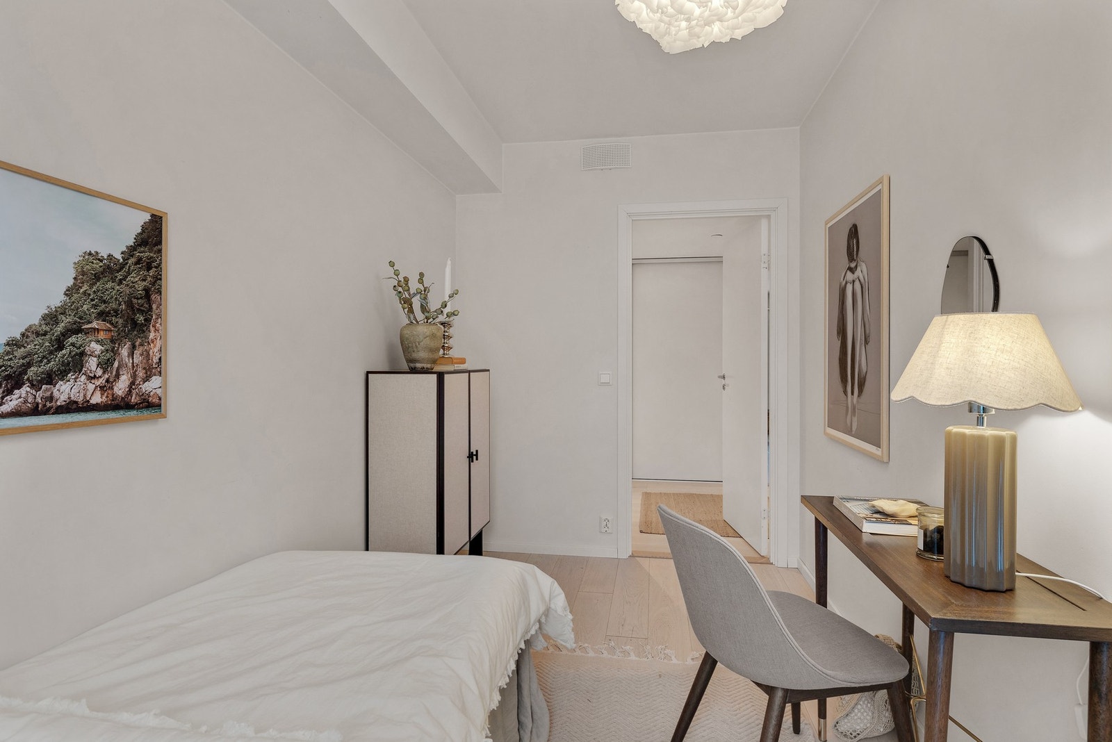 Det er plass til skrivepult og garderobeskap Galleribilde